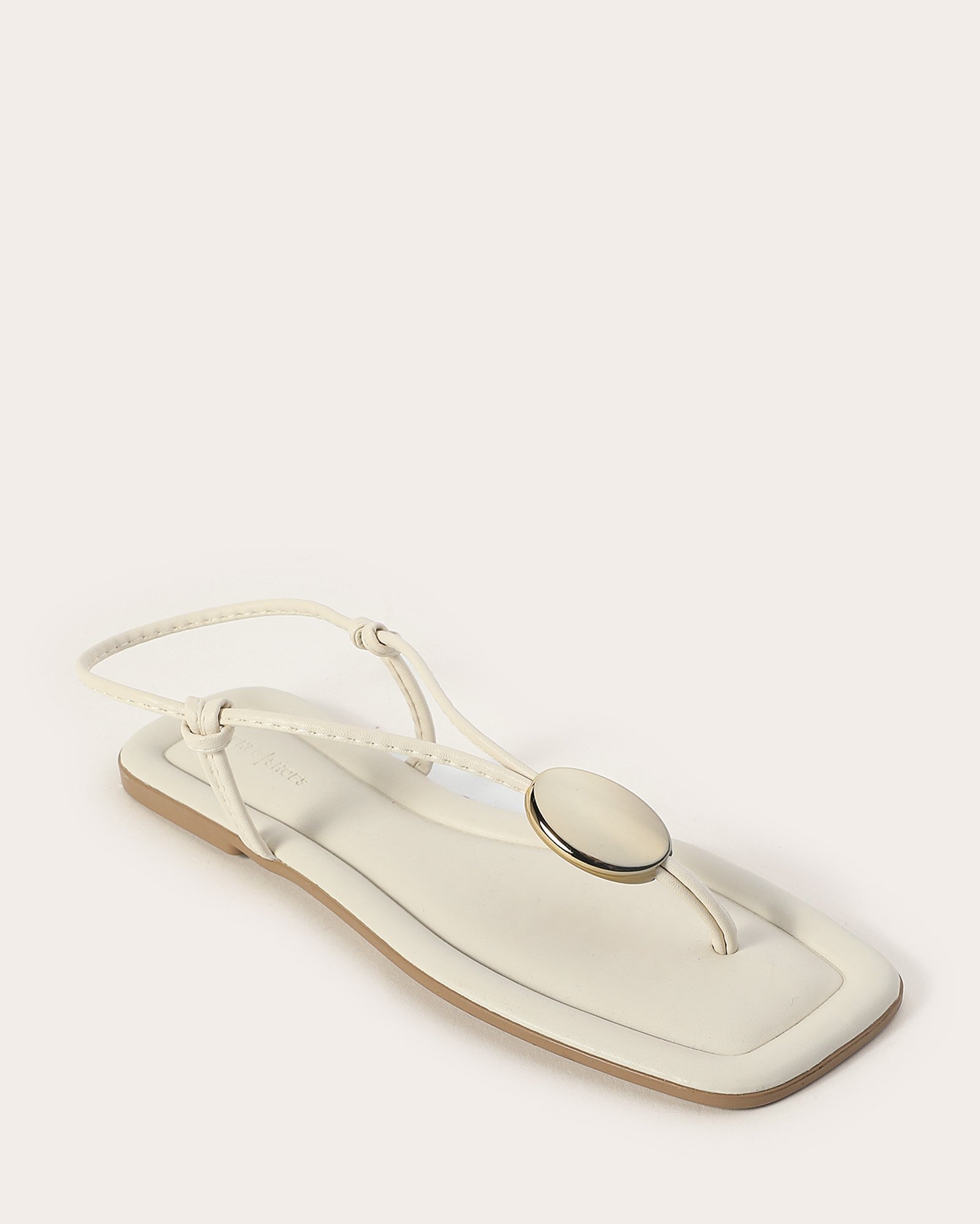 Sandália rasteira feminina com ornamento metálico off-white | Riachuelo