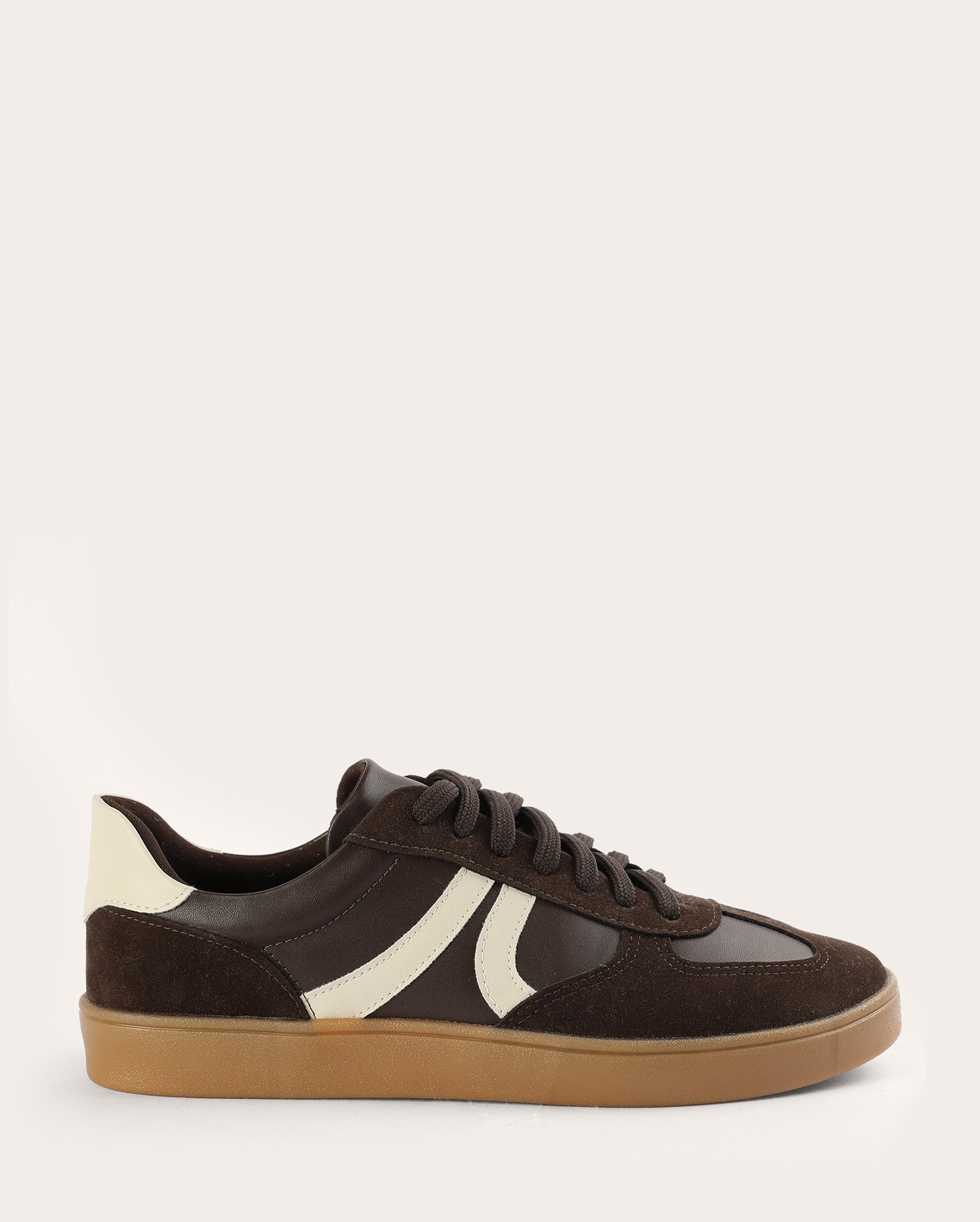 Tênis feminino casual com recortes marrom