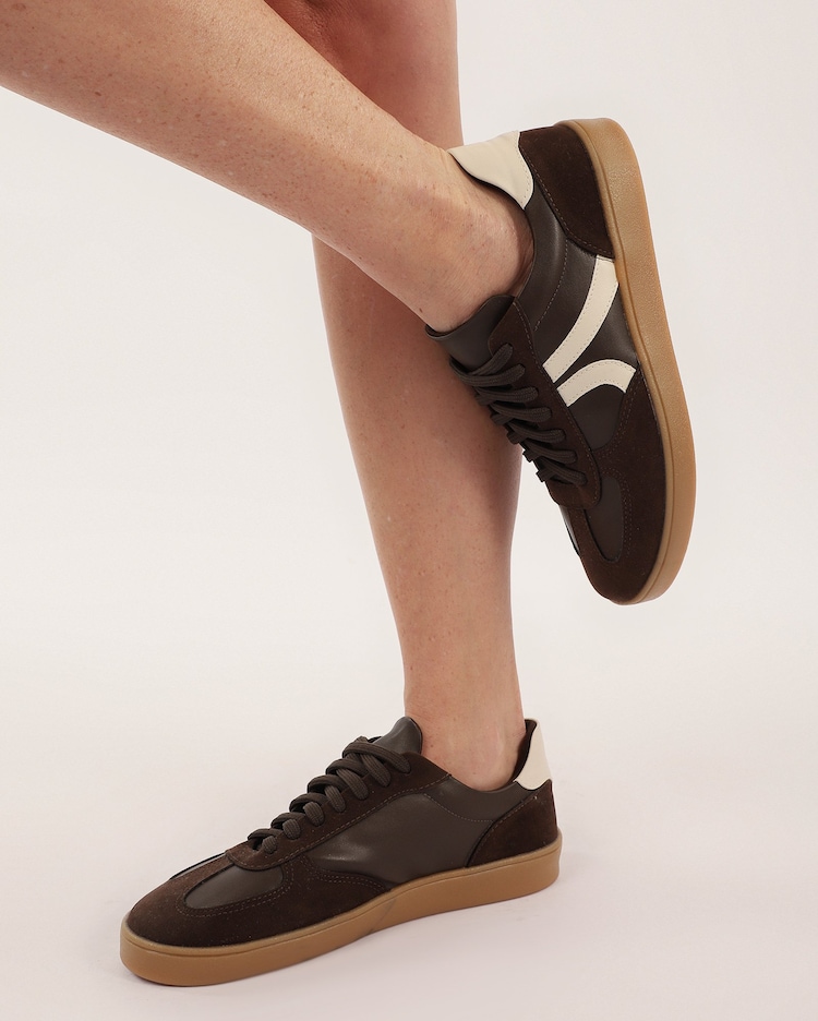 Riachuelo Tênis feminino casual com recortes marrom