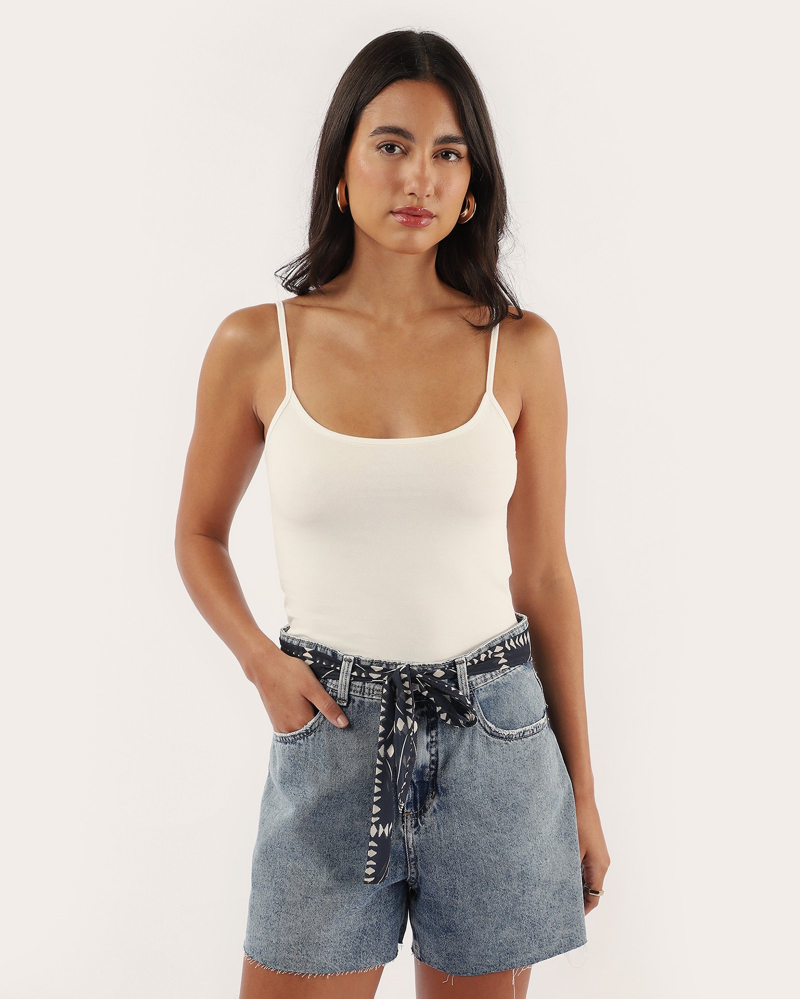 Regata feminina ajustada Luyza off-white | Pool Basics