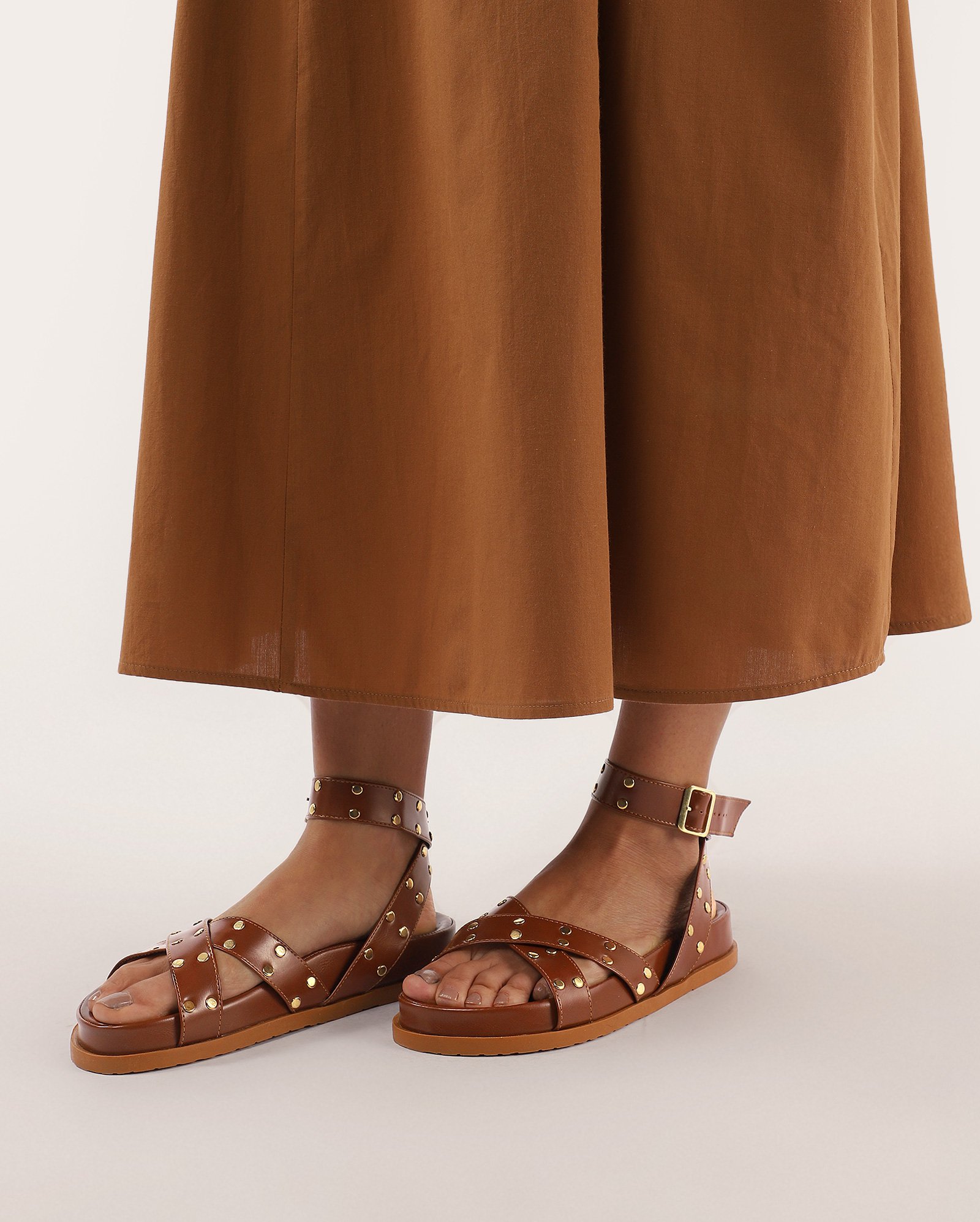 Sandália rasteira feminina com multi tachas marrom