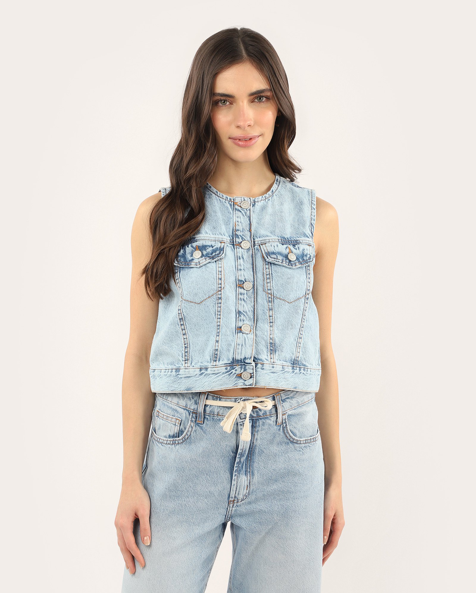 Colete jeans feminino cropped bolsos denim claro | Pool Loop