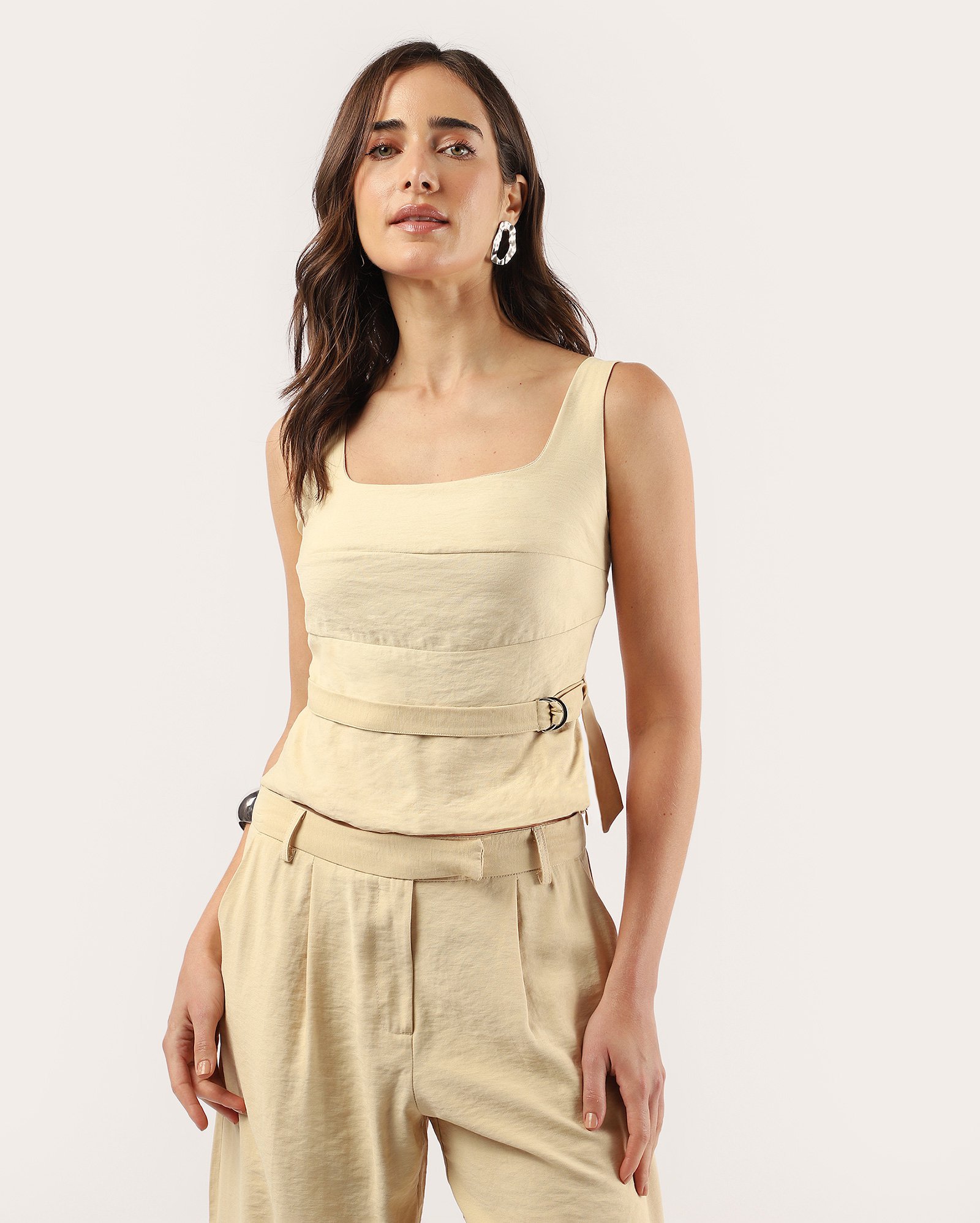 Regata feminina com viscose e tira de fivela - bege