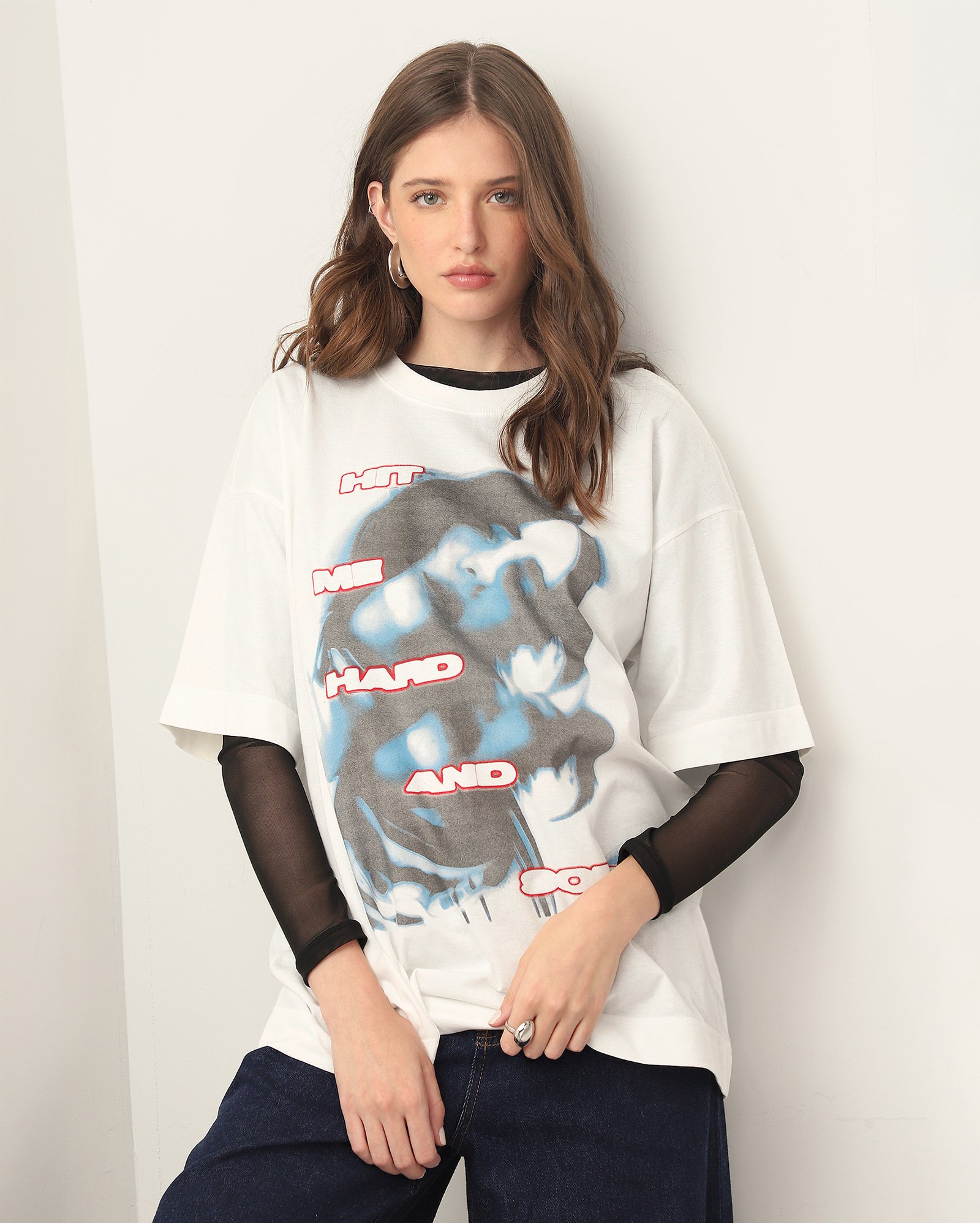 Camiseta feminina oversized hit me hard and soft - branca | Billie Eilish