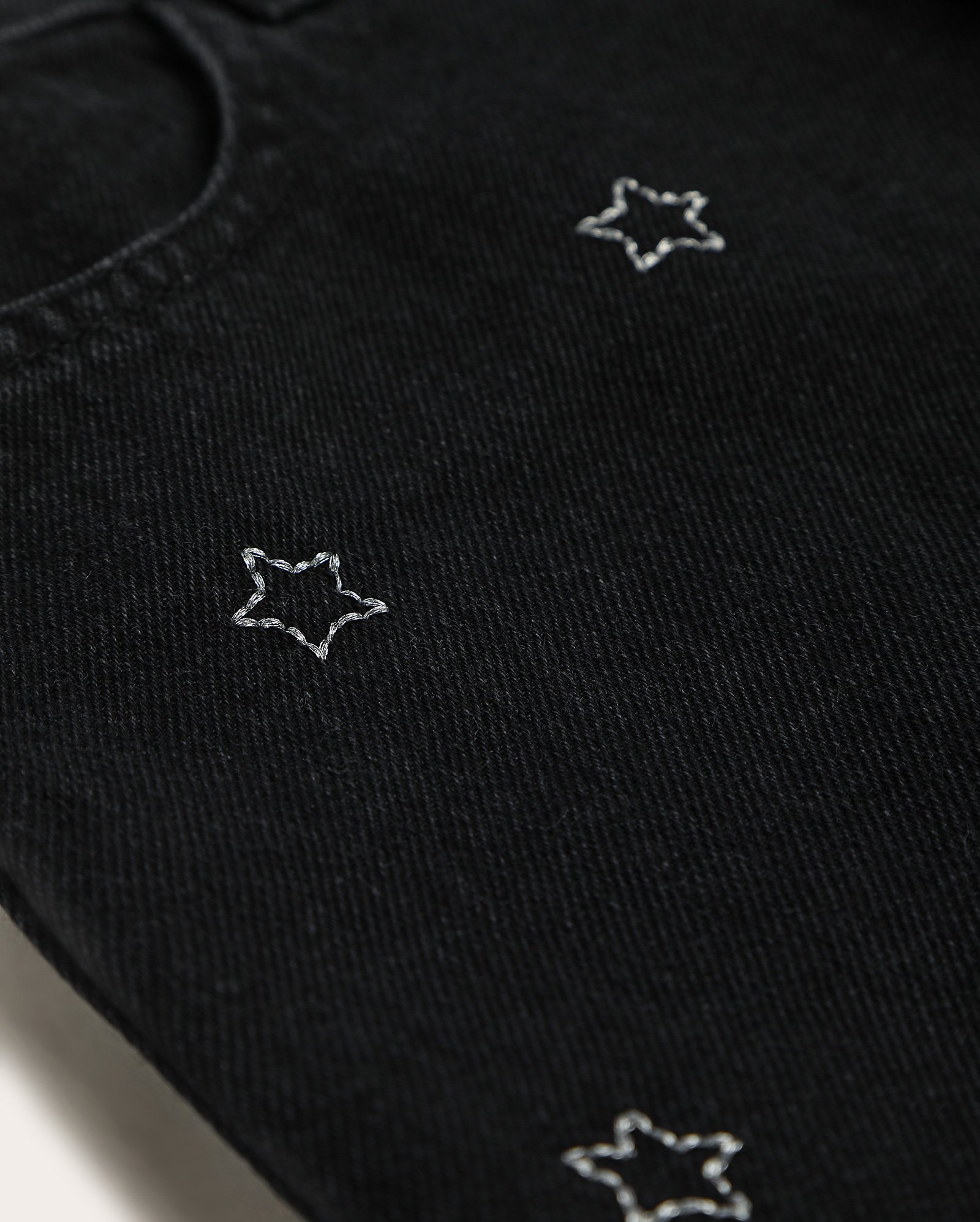 Short black jeans juvenil regular bordadinho estrela