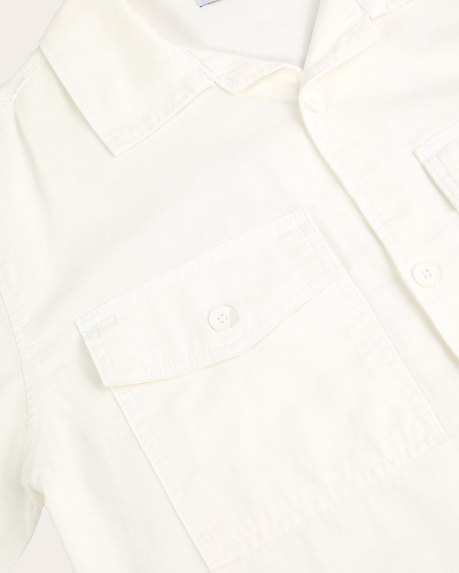 Camisa sarja juvenil bolso frontal com botão - off-white