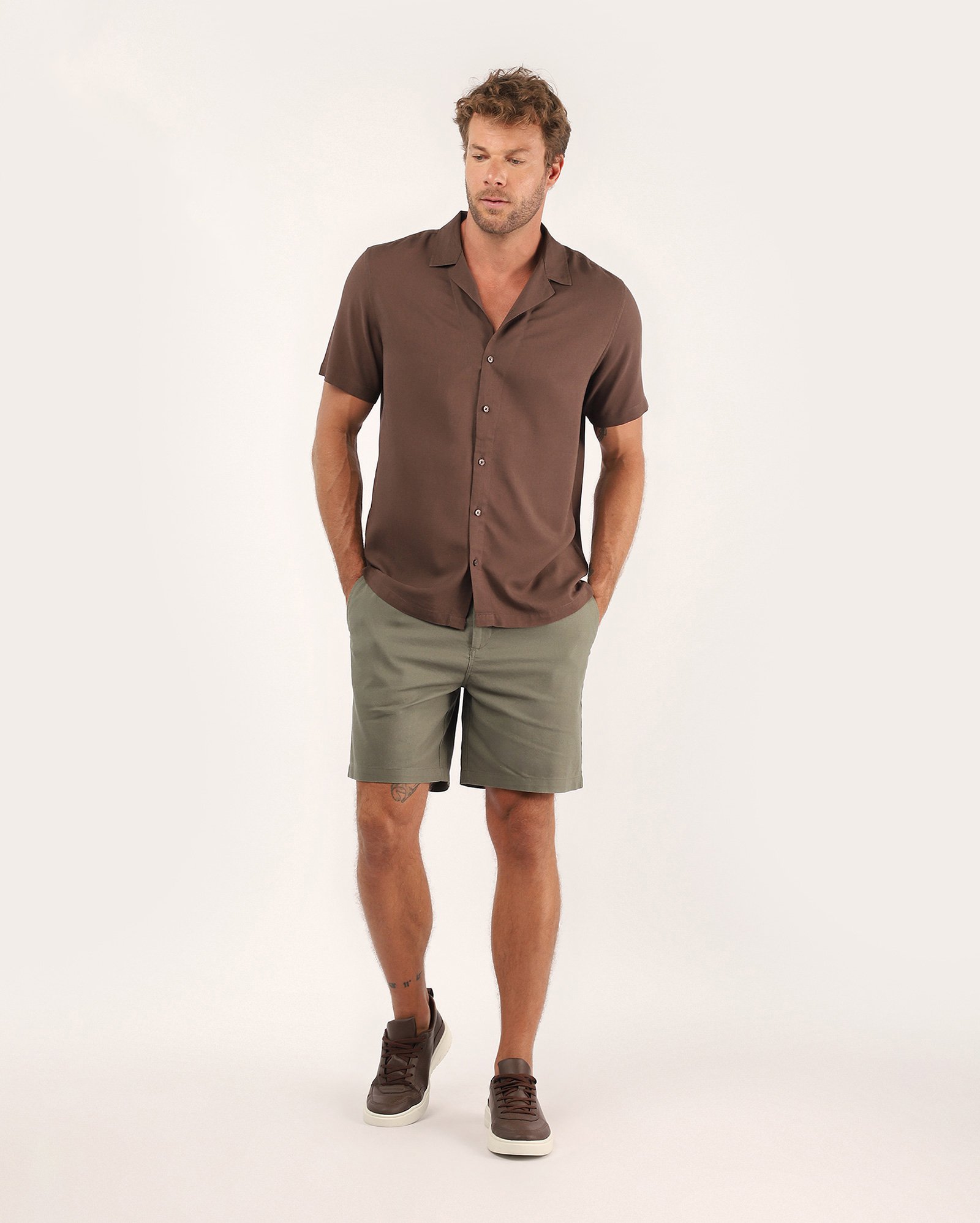 Bermuda masculina regular com linho - Verde Musgo