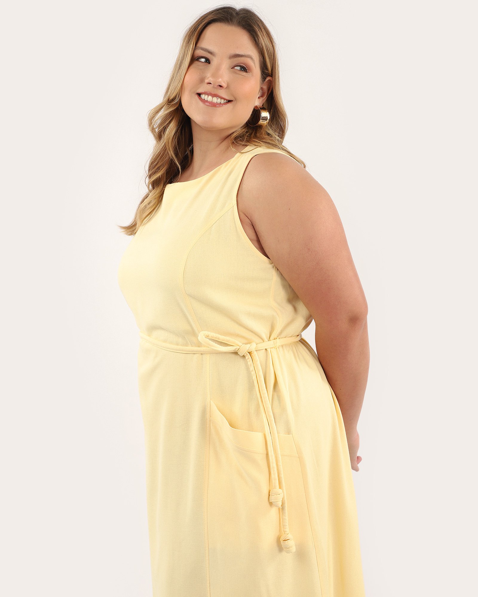 Vestido plus size midi evasê em viscolinho com laço amarelo
