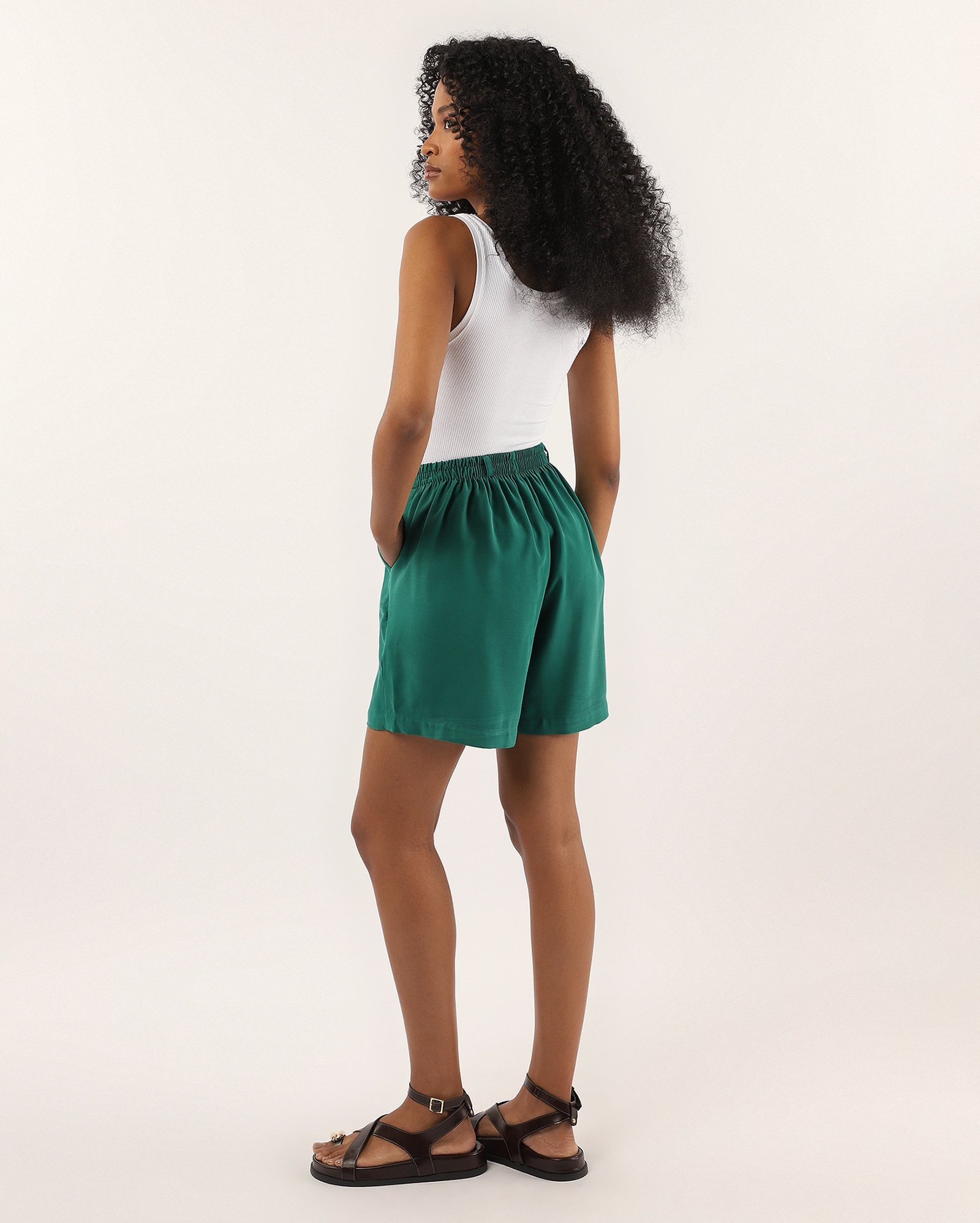 Short feminino com viscose alfaiataria cós de elástico verde — foto 4
