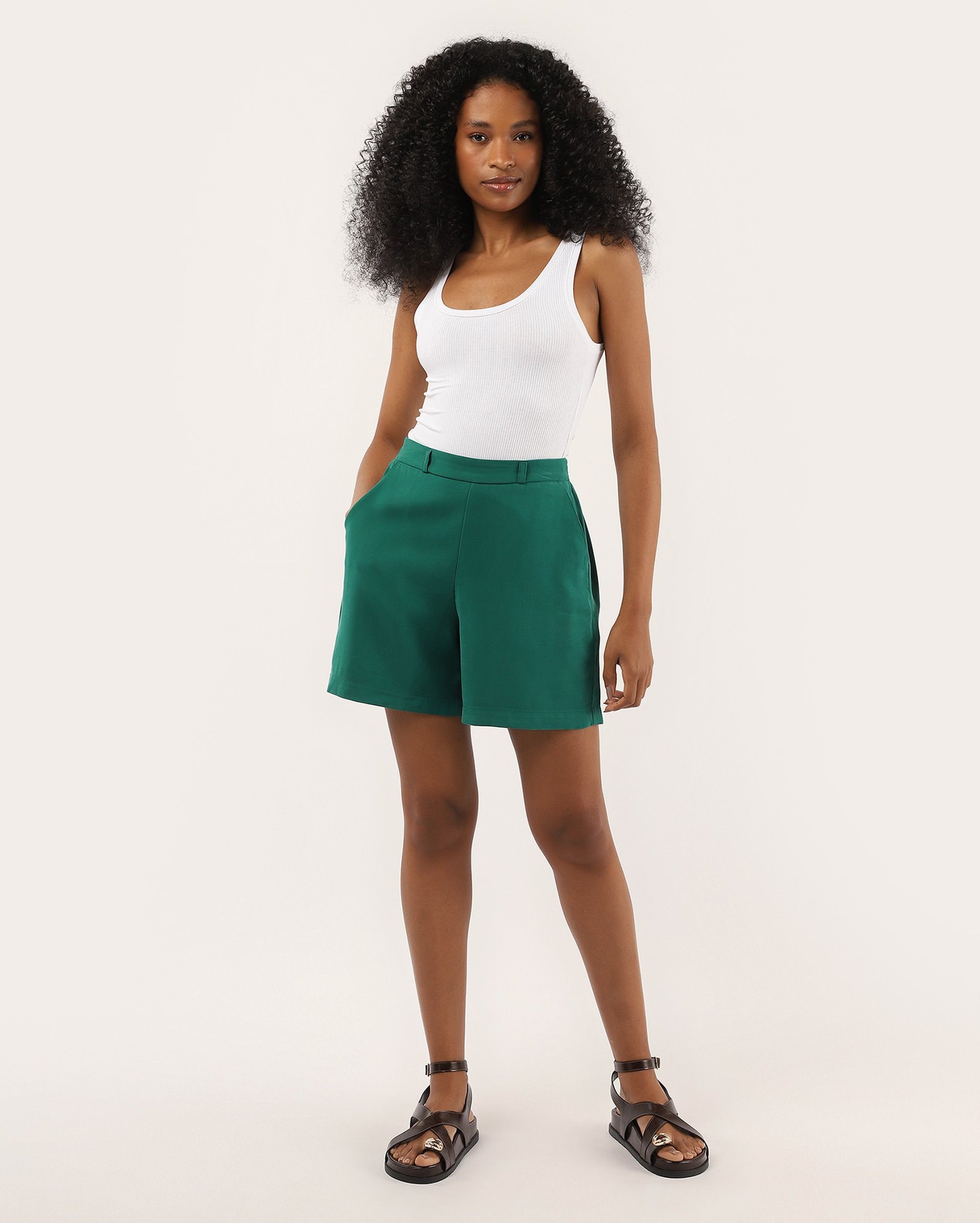 Short feminino com viscose alfaiataria cós de elástico verde — foto 2