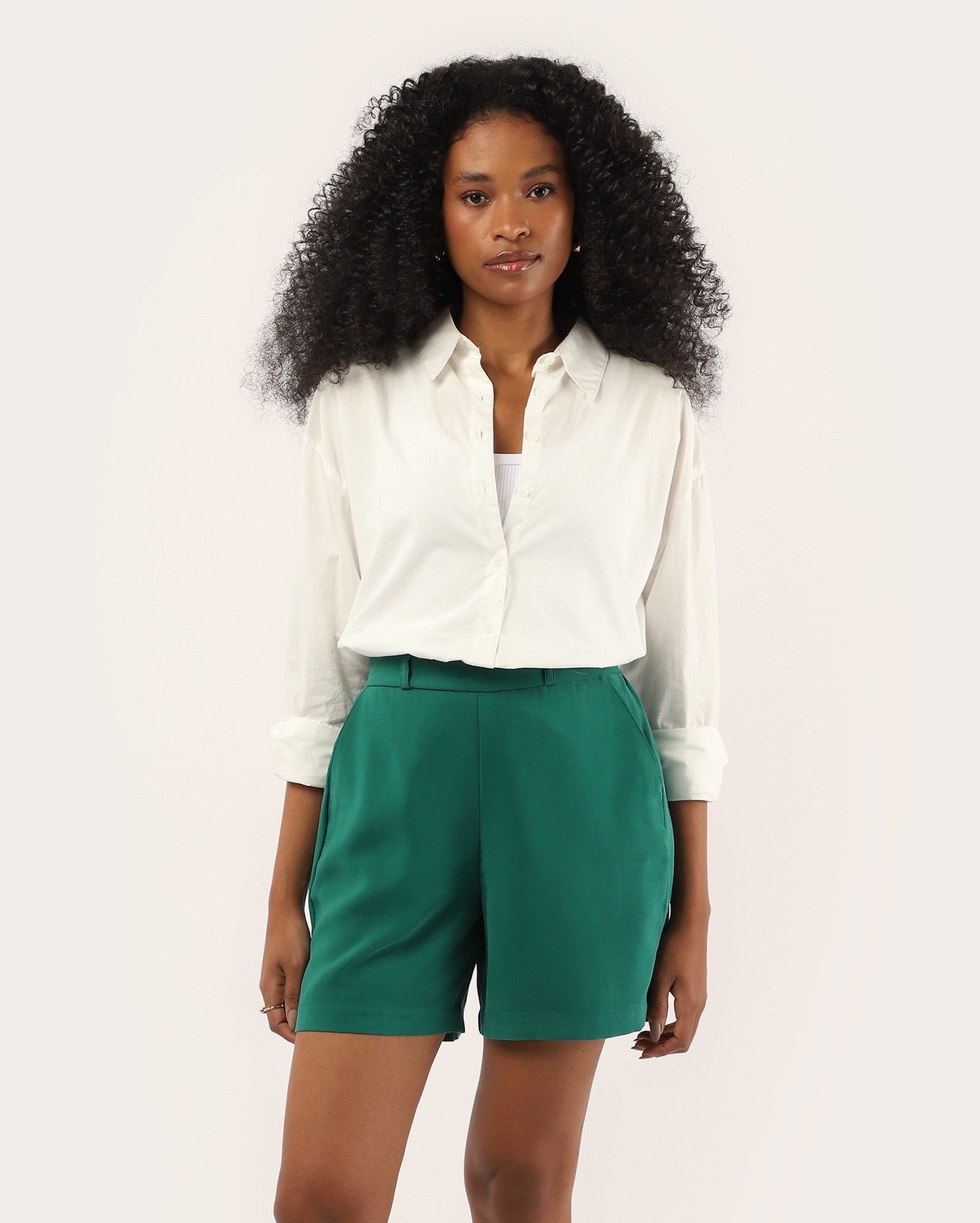 Short feminino com viscose alfaiataria cós de elástico verde