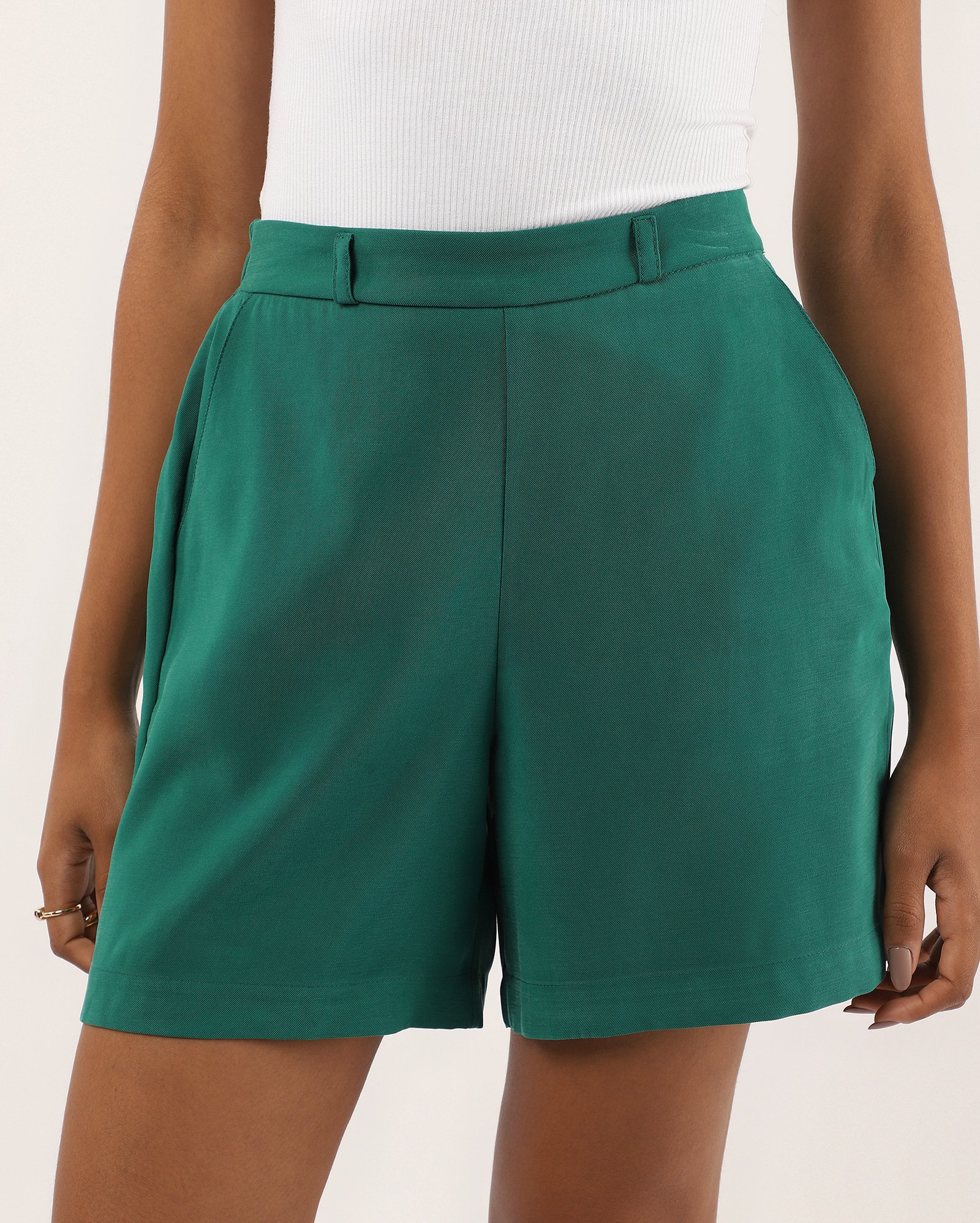 Short feminino com viscose alfaiataria cós de elástico verde — foto 3