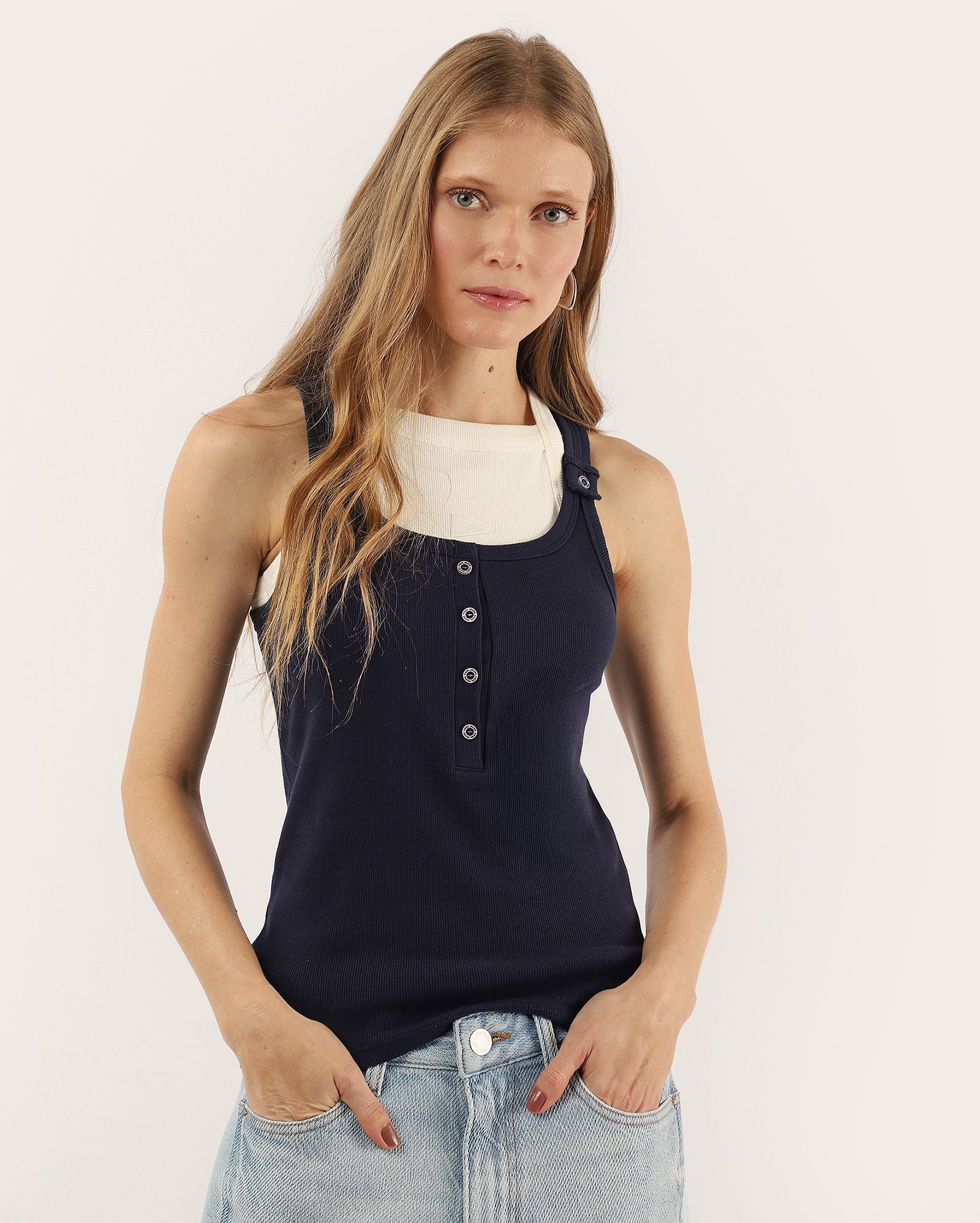 Regata feminina alongada canelada com botões - Azul Escuro