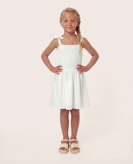 Vestido infantojuvenil em laise Helô Rocha