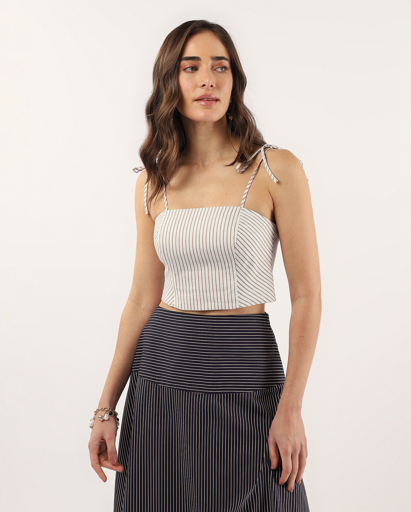 Regata cropped feminina listrada com laço off-white