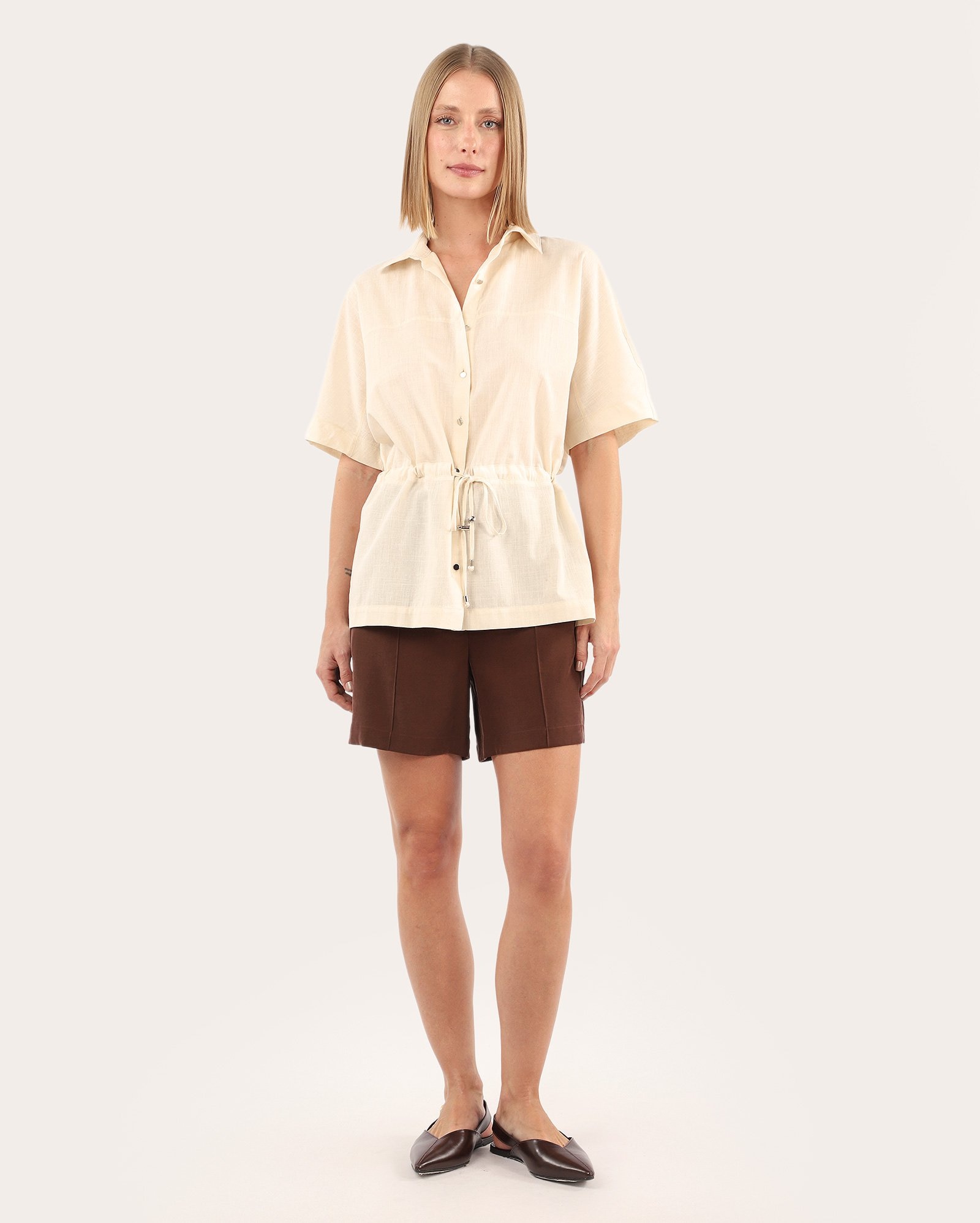 Camisa feminina com cordão de ajuste manga curta bege