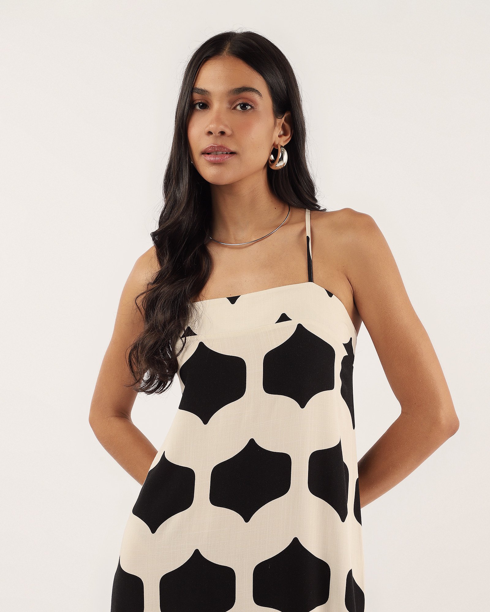 Vestido longo estampado com alças finas bege