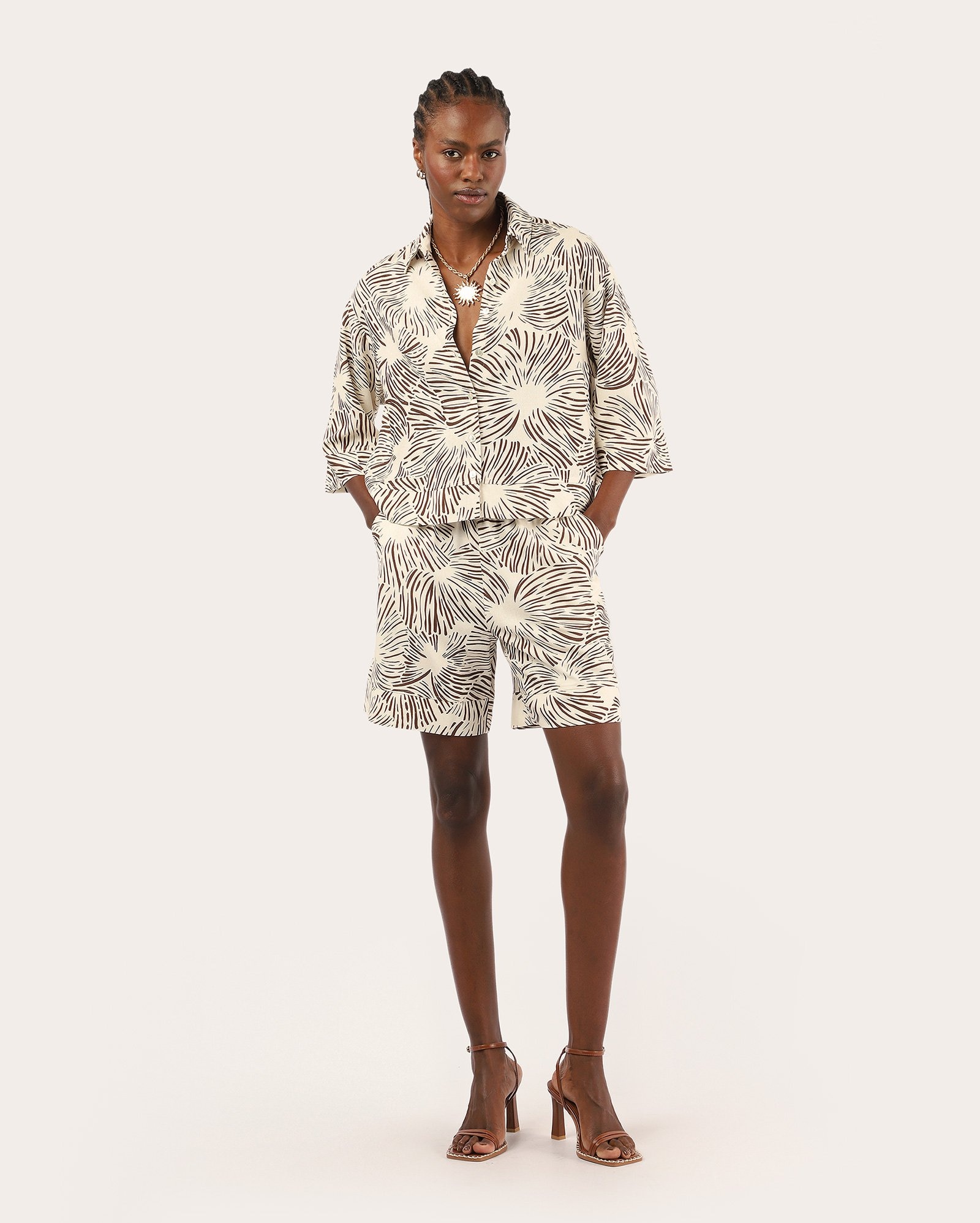 Camisa feminina ampla com viscolinho floral - bege