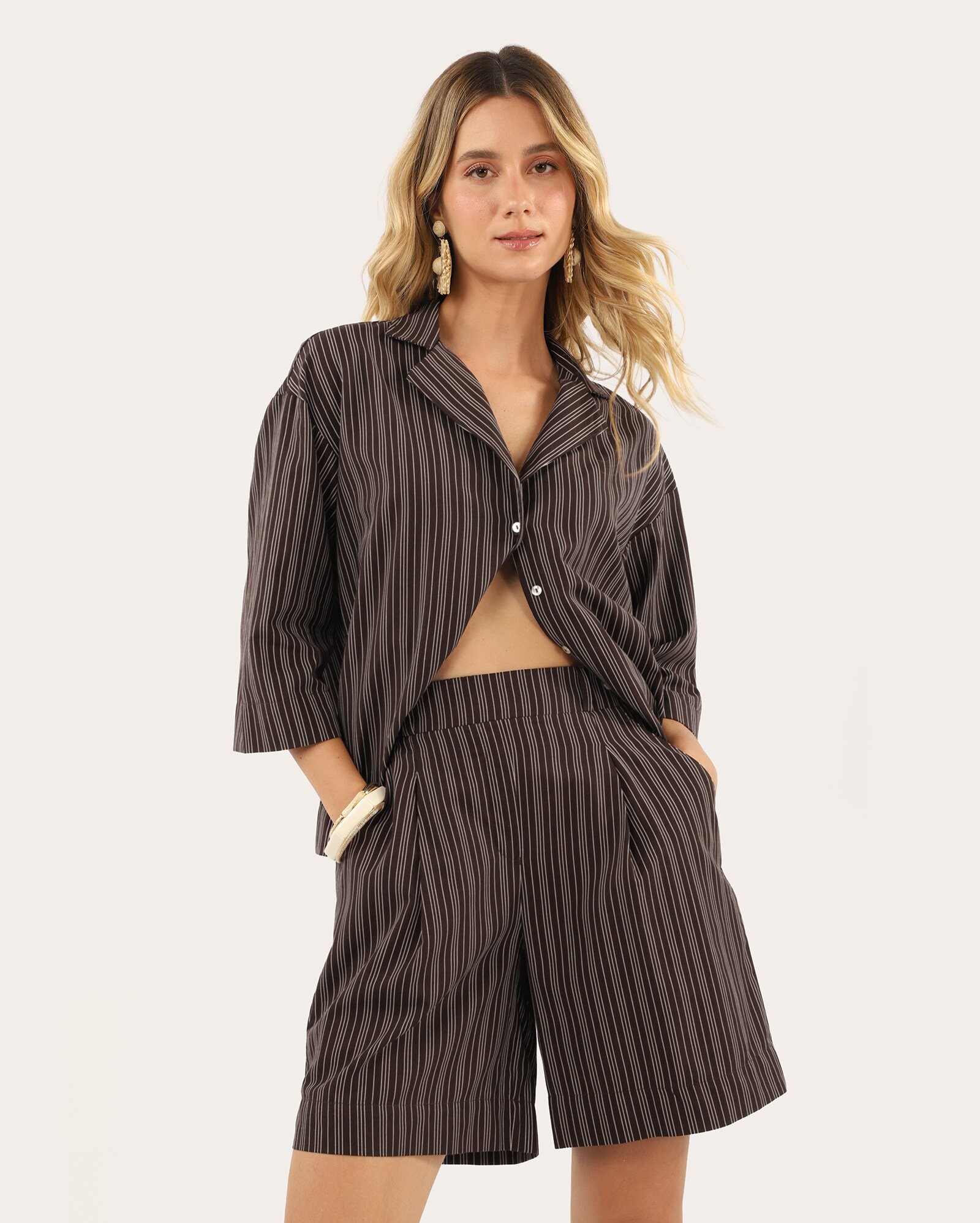 Short feminino reto alfaiatado listrado - marrom — foto 2