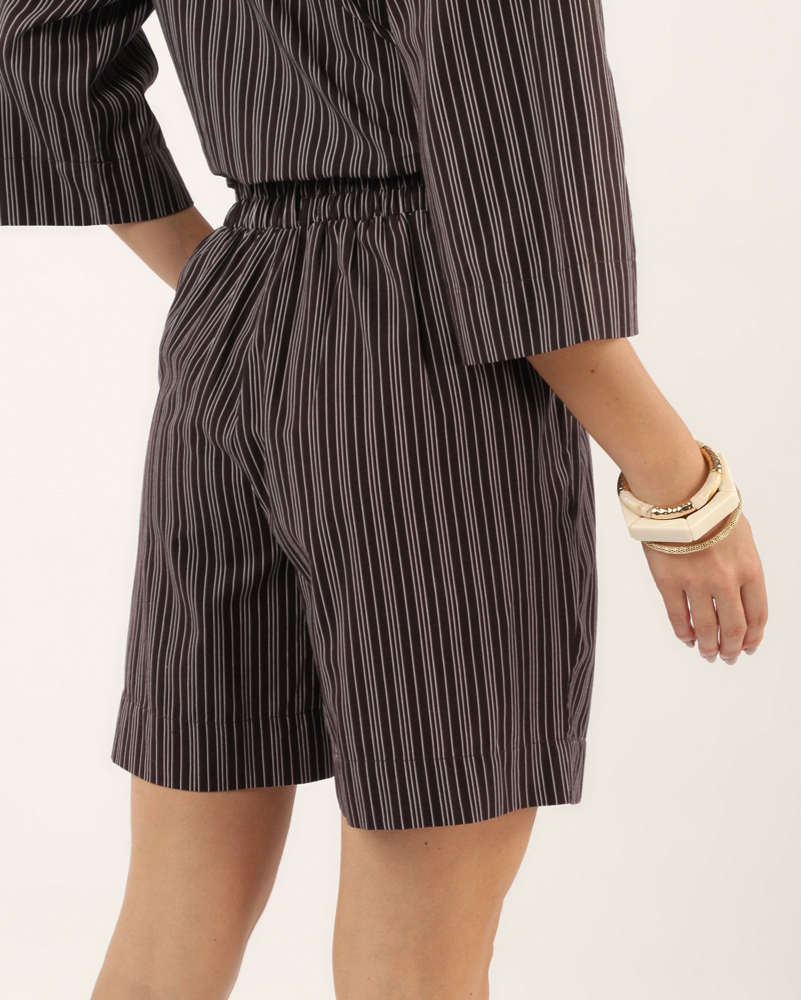 Short feminino reto alfaiatado listrado - marrom — foto 5