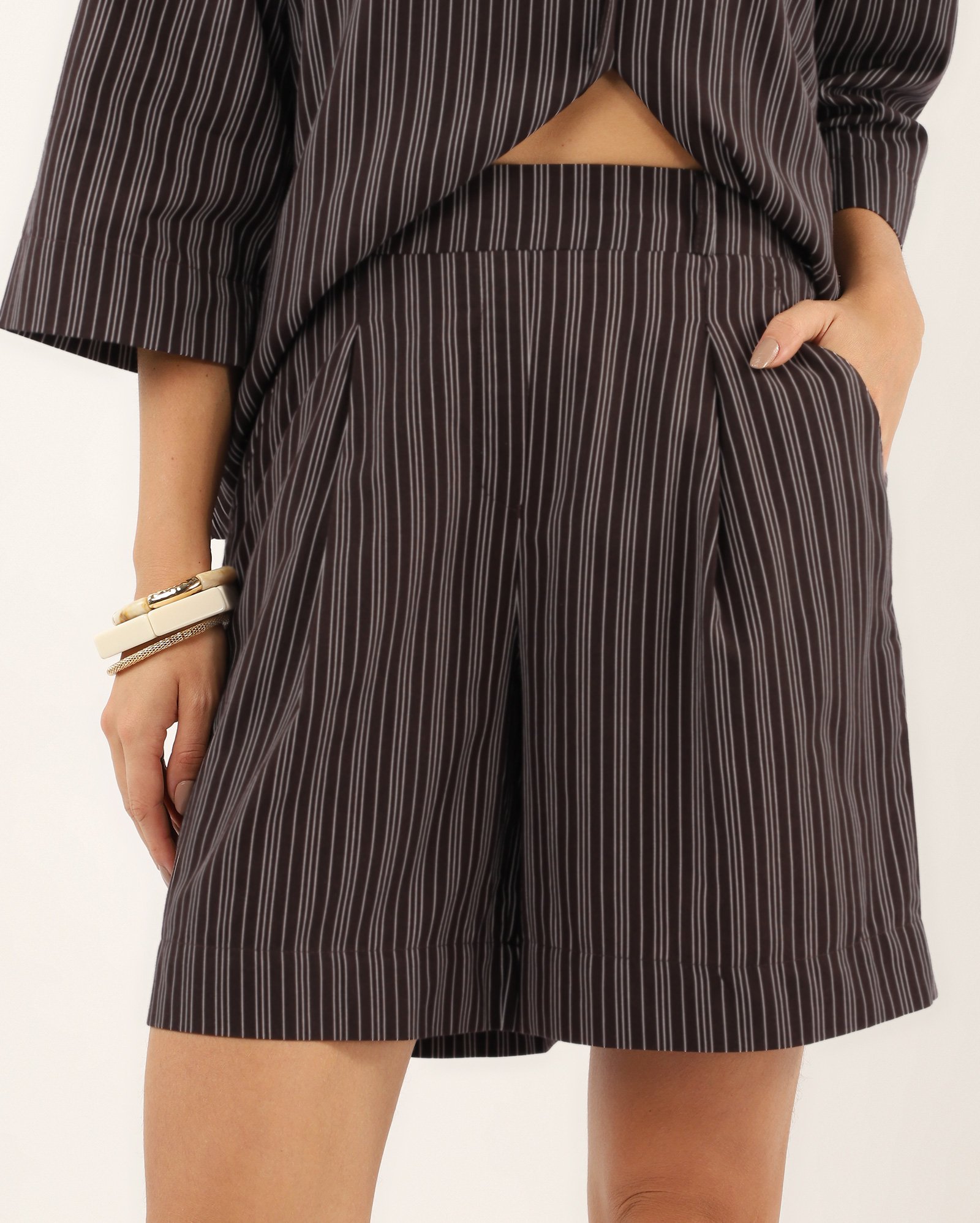 Short feminino reto alfaiatado listrado - marrom — foto 3