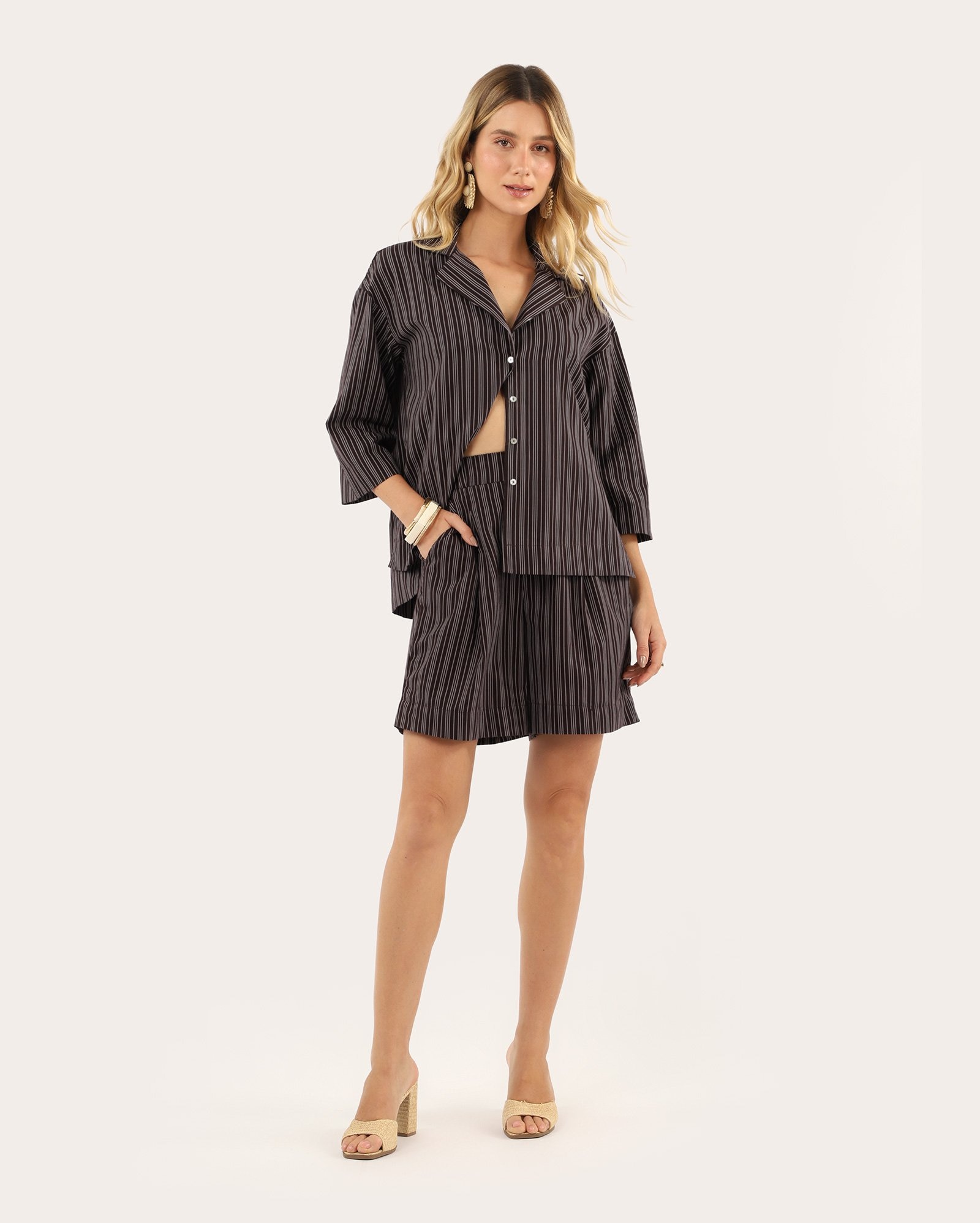 Short feminino reto alfaiatado listrado - marrom