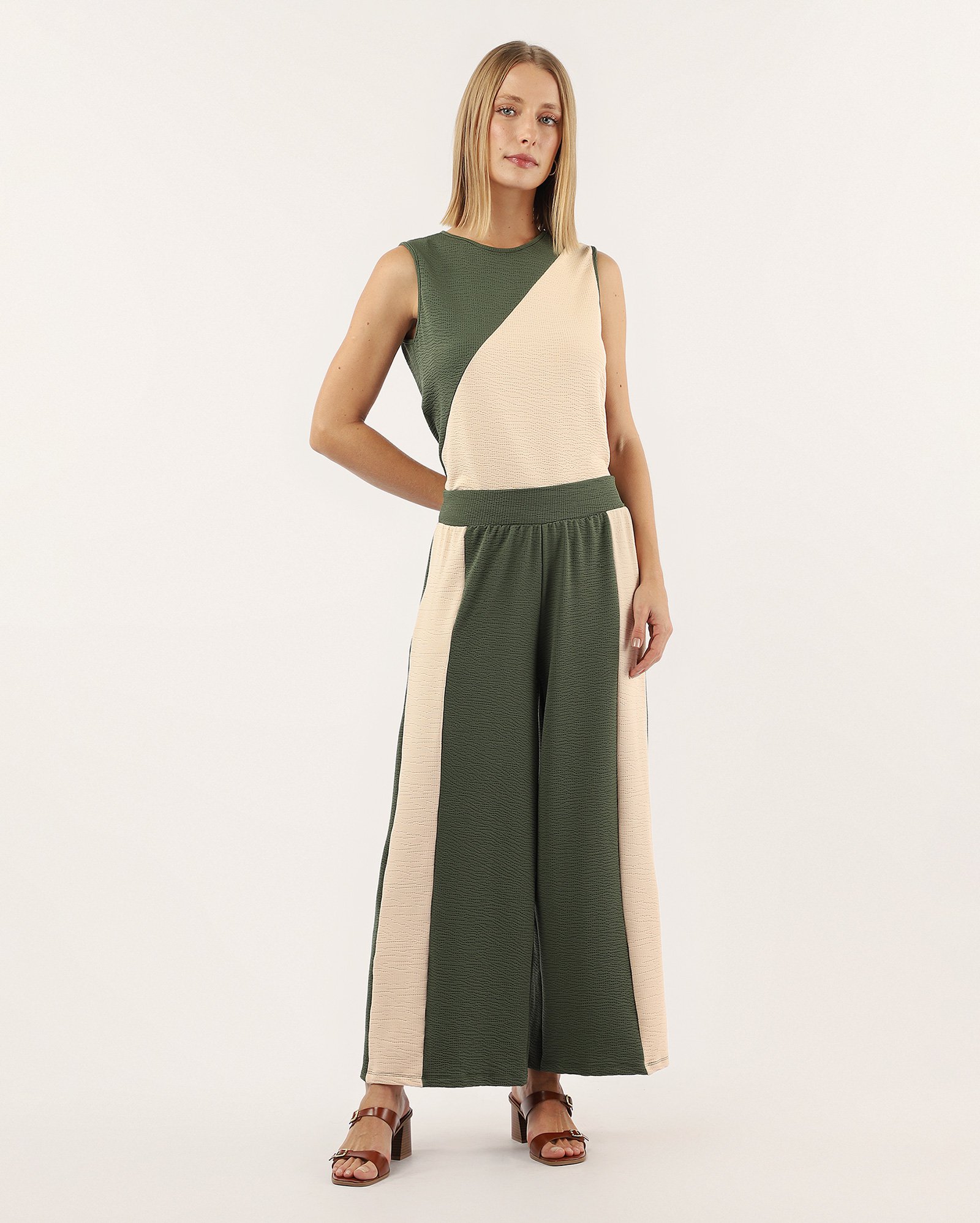 Calça feminina reta Mada texturizada verde | AK