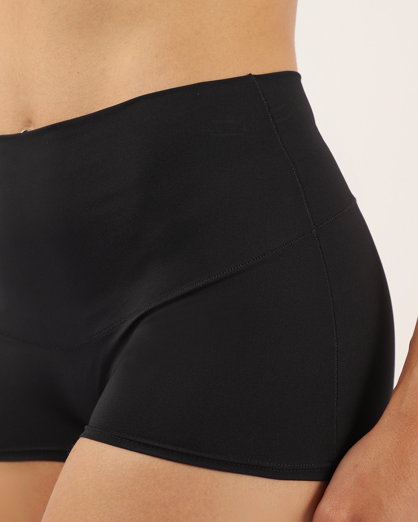 Calcinha modeladora shortinho em microfibra - Preto
