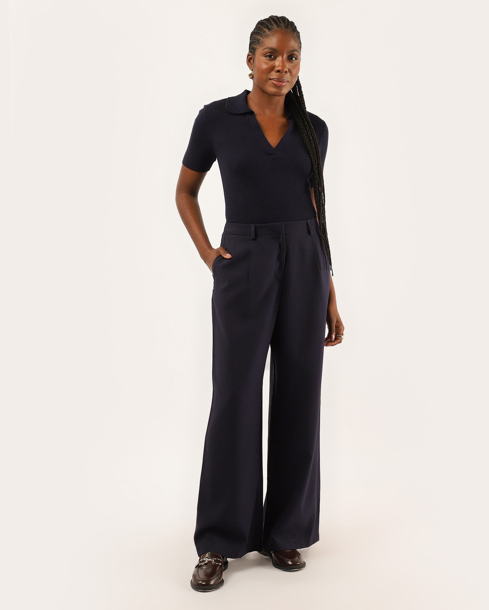 Calça feminina reta de alfaiataria em viscose azul