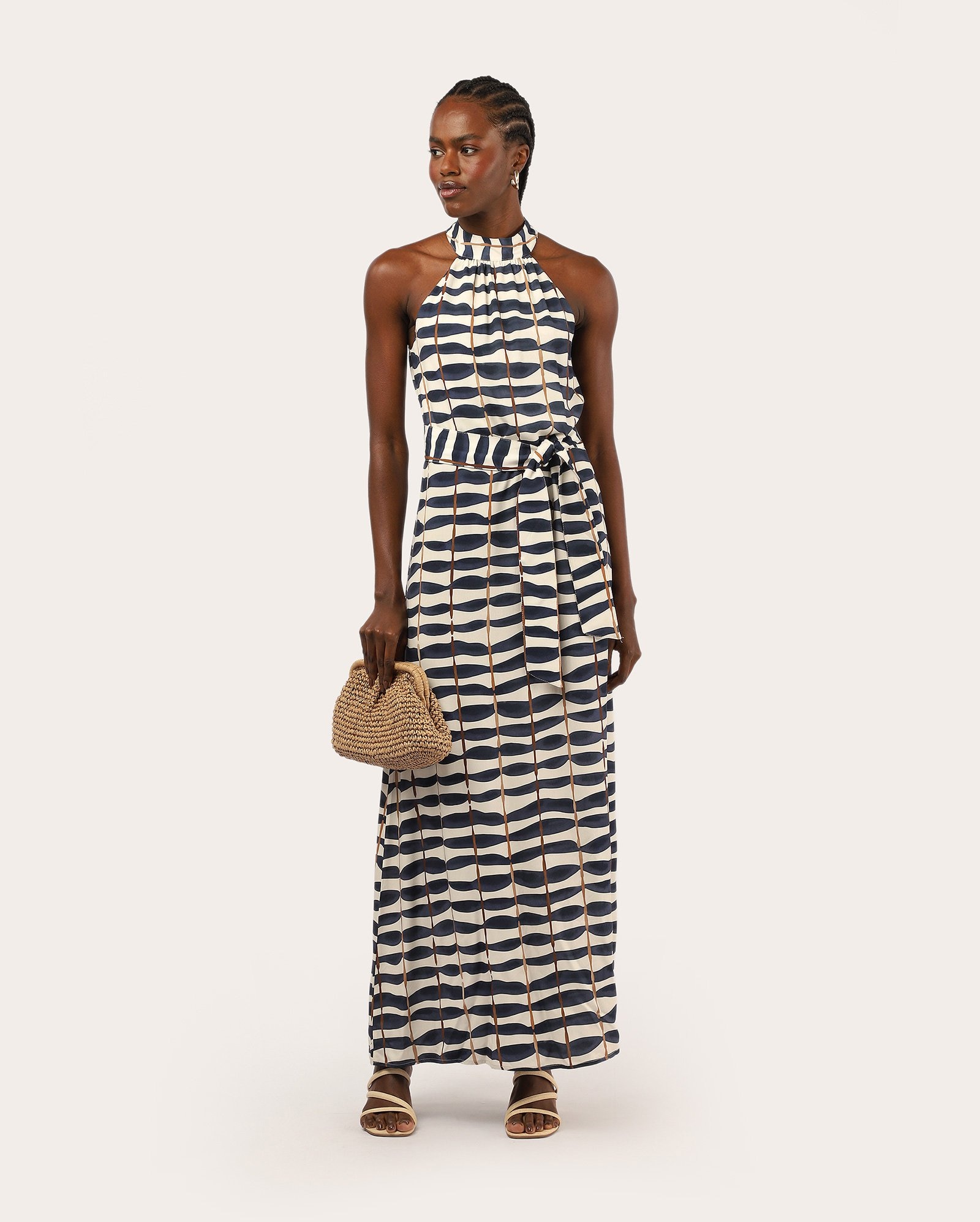 Vestido midi evasê decote halter em viscose - bege