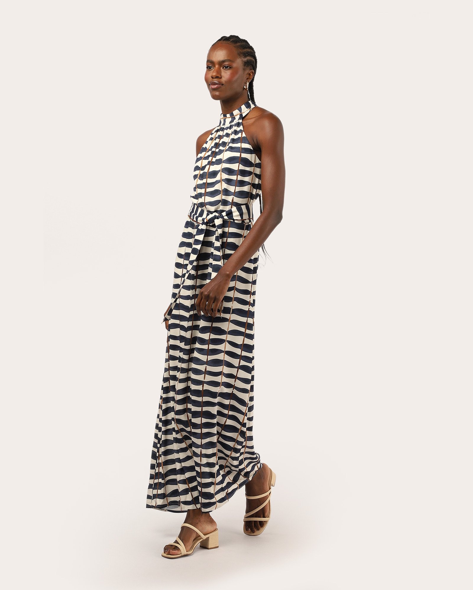 Vestido midi evasê decote halter em viscose - bege