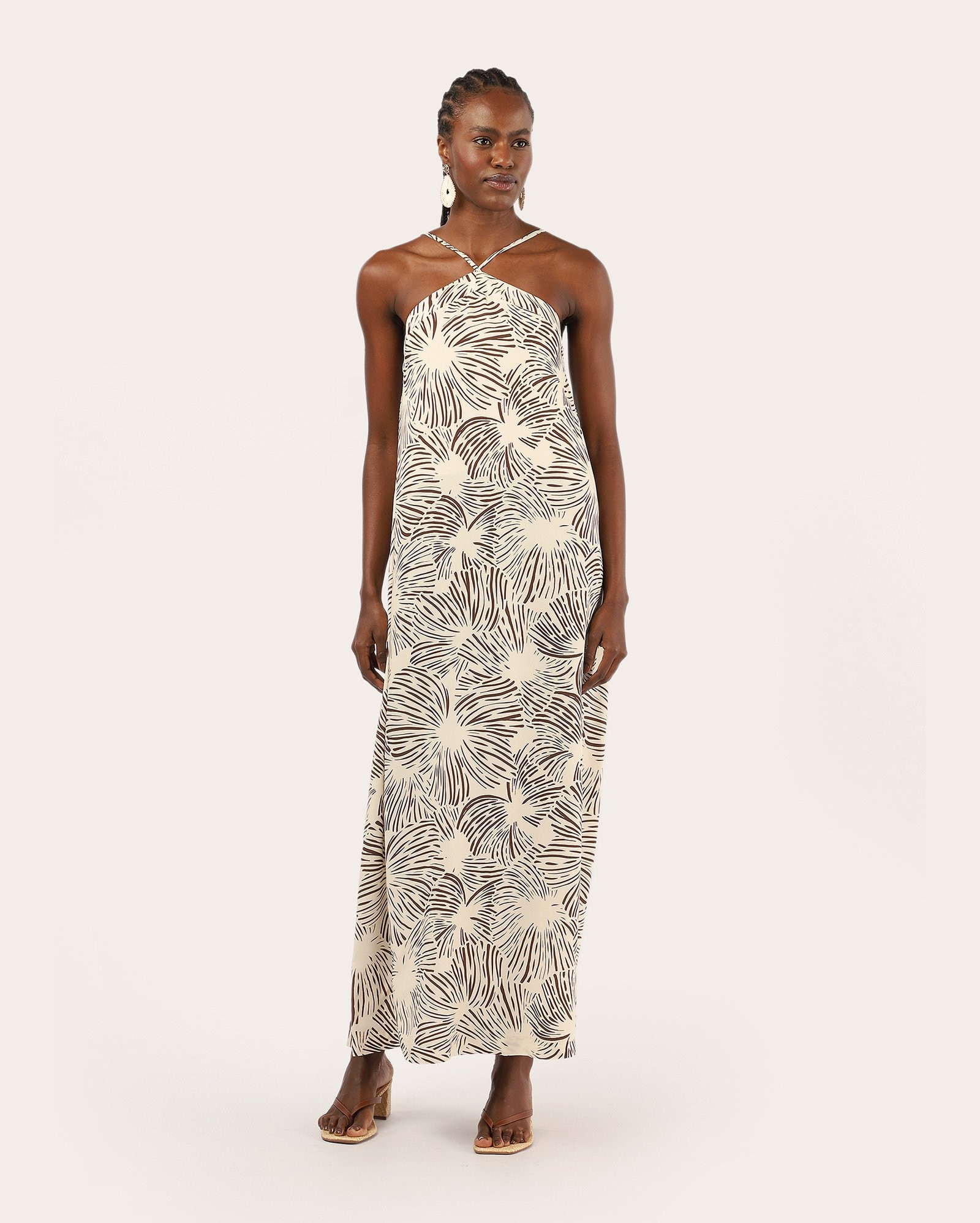 Vestido midi evasê em viscose decote halter - bege