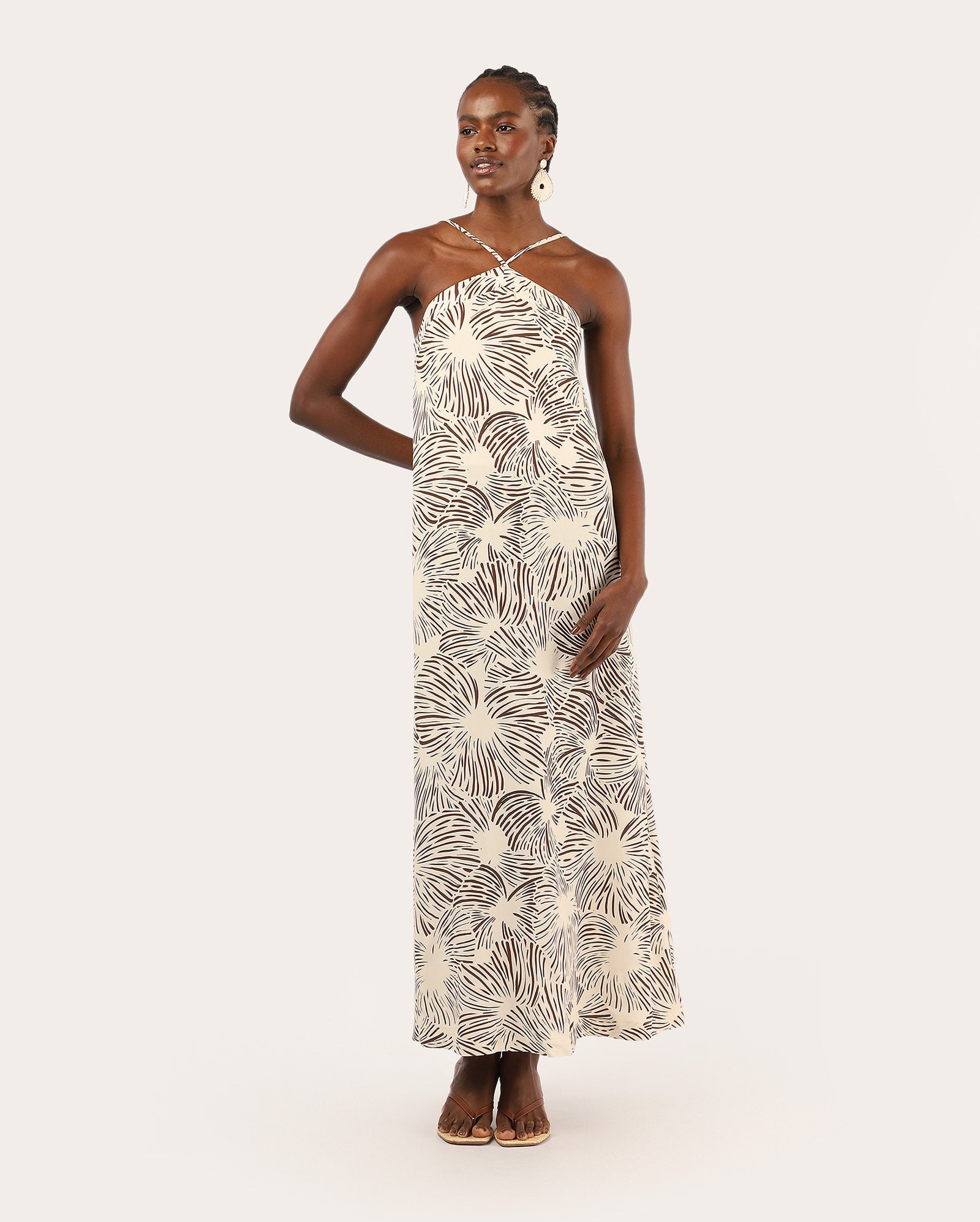 Vestido midi evasê em viscose decote halter - bege