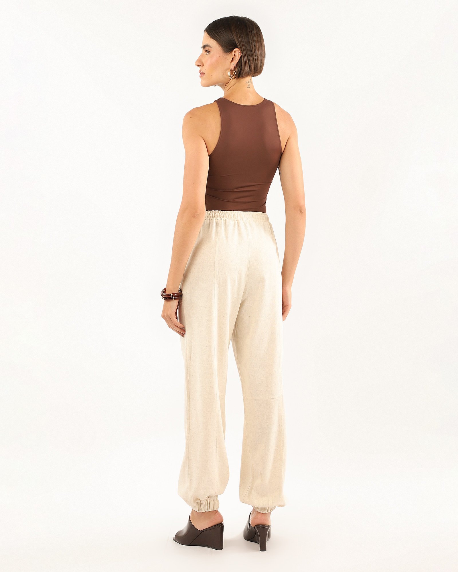 Calça feminina jogger em viscolinho - bege — foto 3