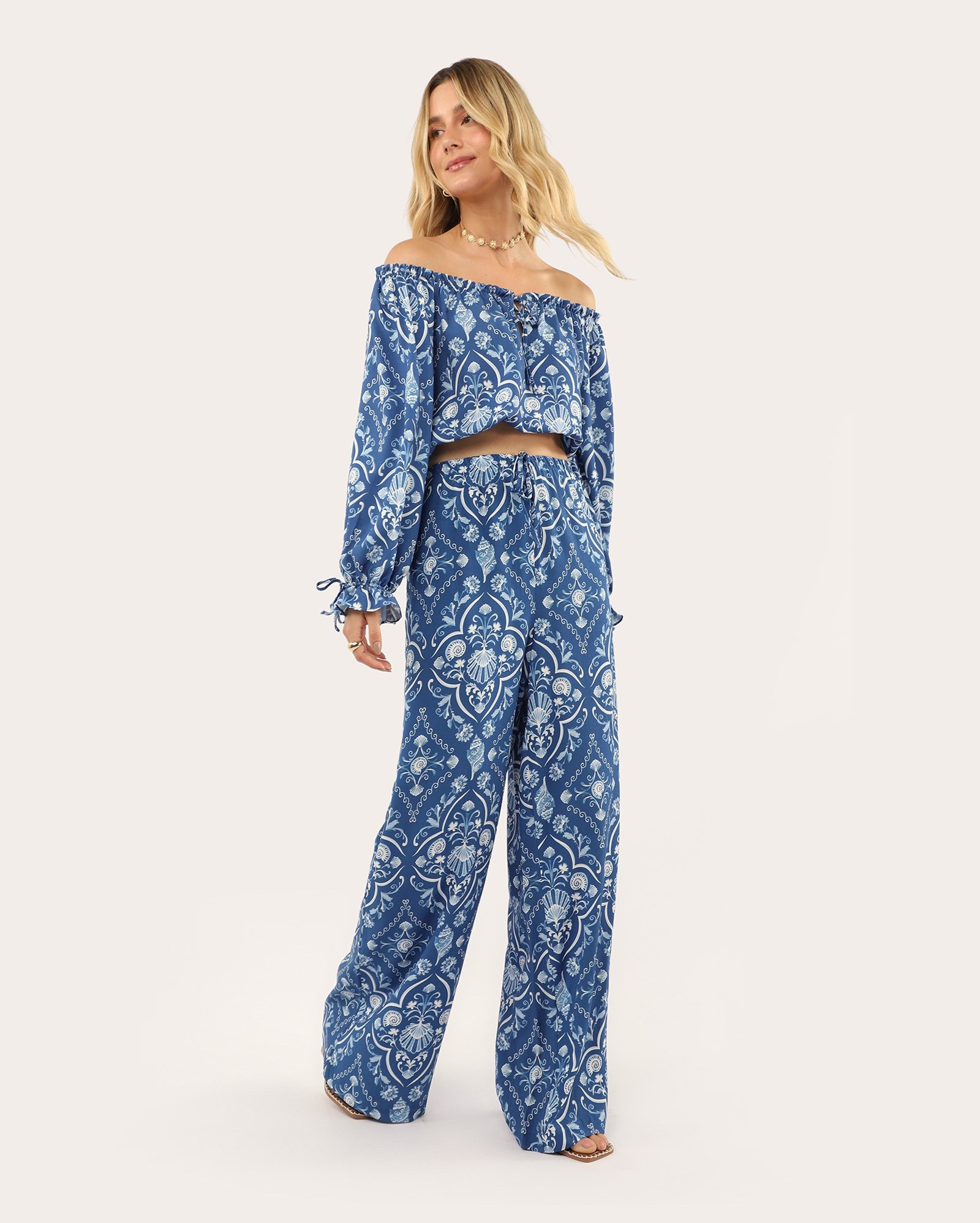 Calça feminina relaxed em viscose floral - azul