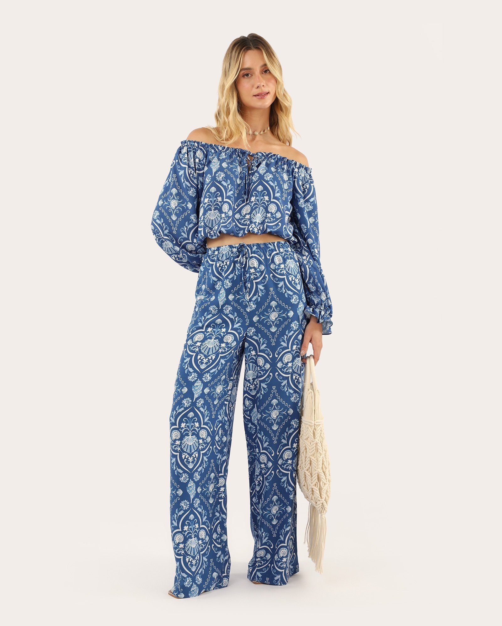 Calça feminina relaxed em viscose floral - azul
