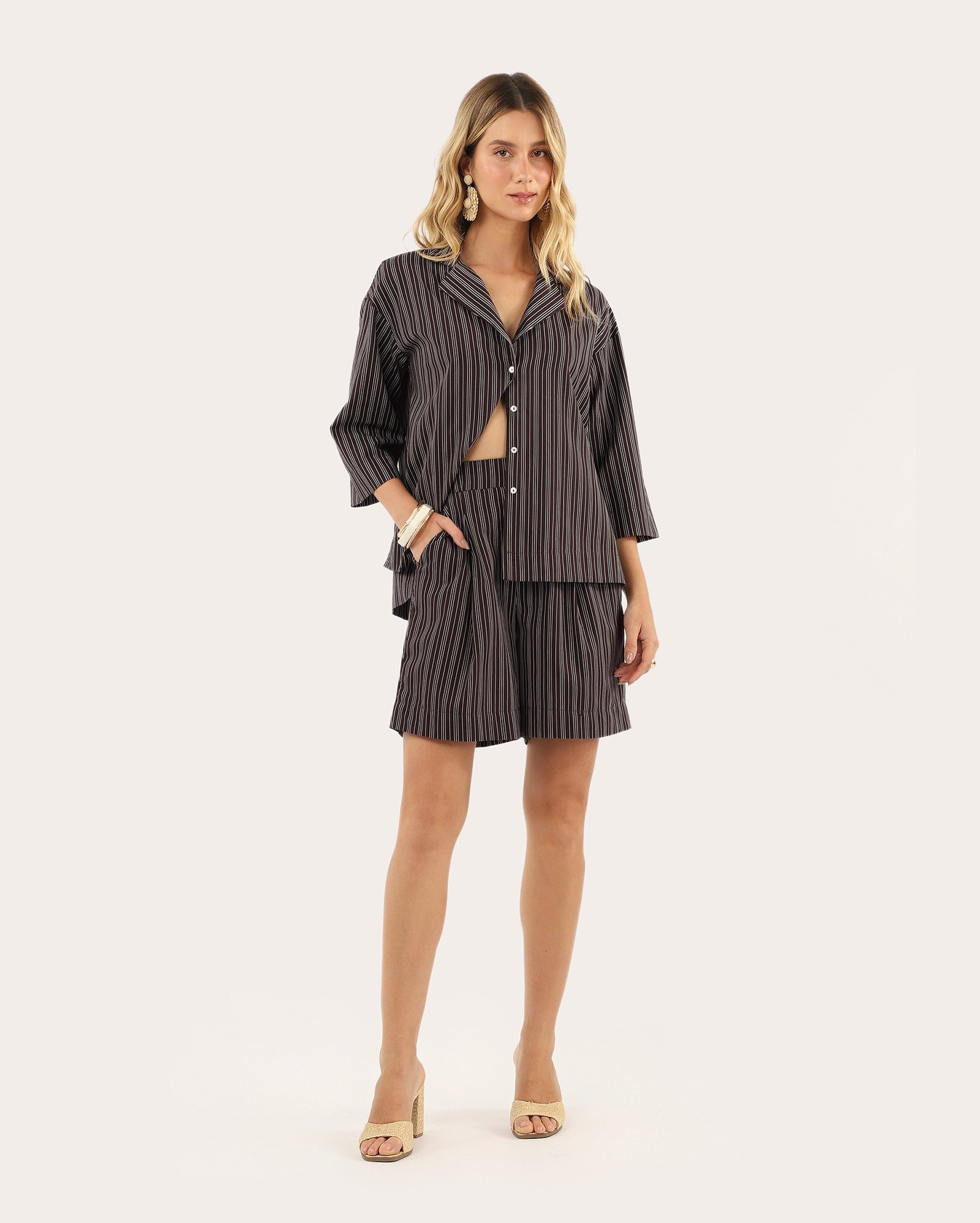 Camisa feminina ampla listrada - marrom