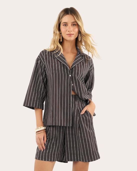 Camisa feminina ampla listrada marrom