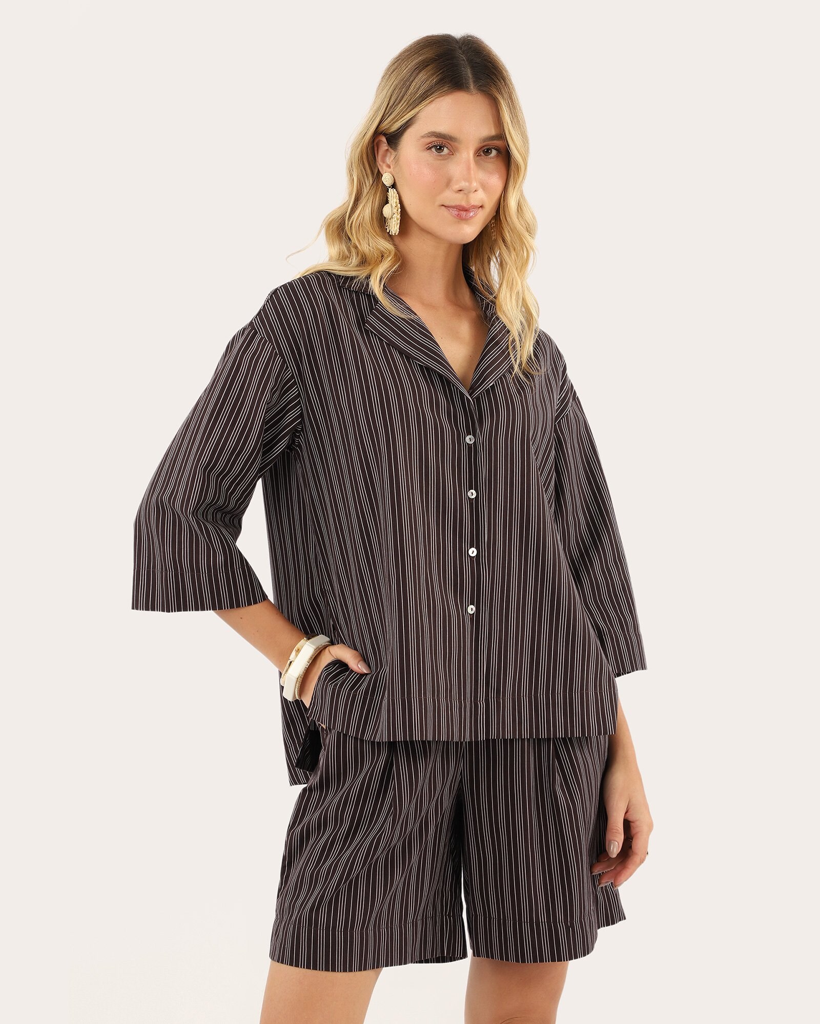 Camisa feminina ampla listrada - marrom — foto 4