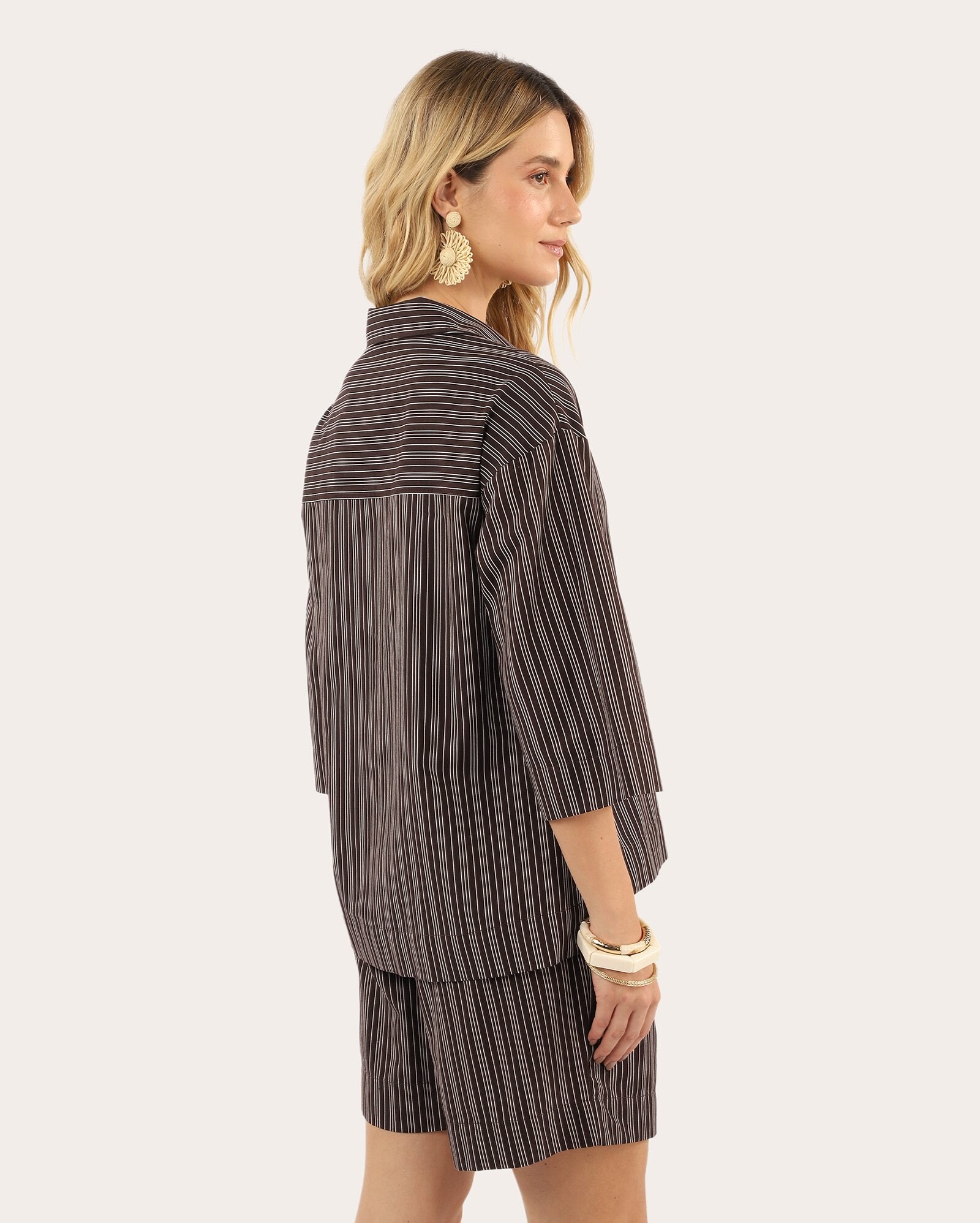 Camisa feminina ampla listrada - marrom — foto 5