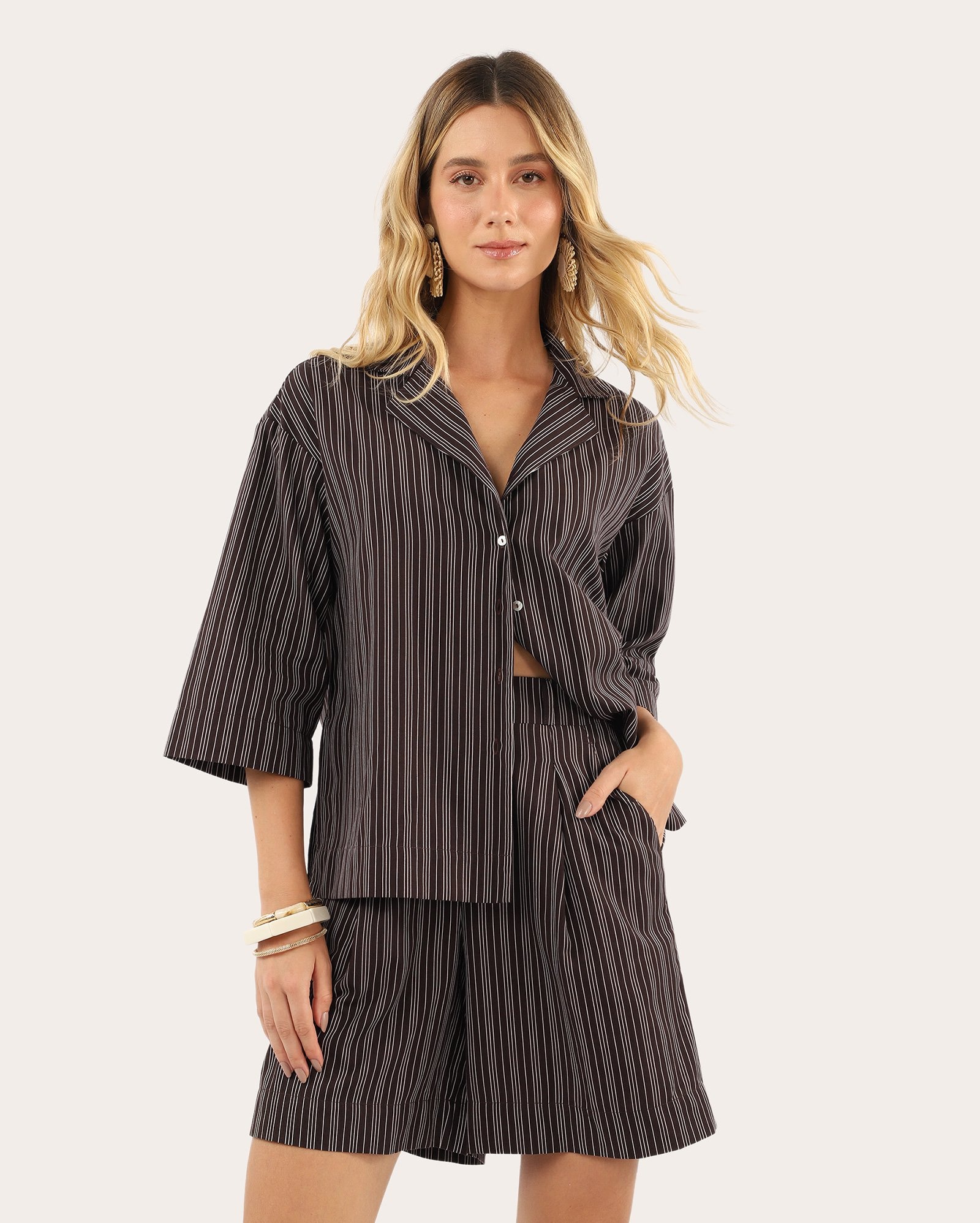 Camisa feminina ampla listrada - marrom
