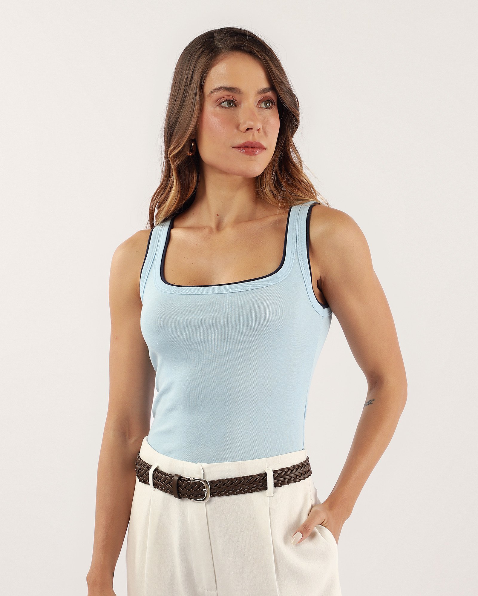 Regata feminina ajustada com viés duplo azul