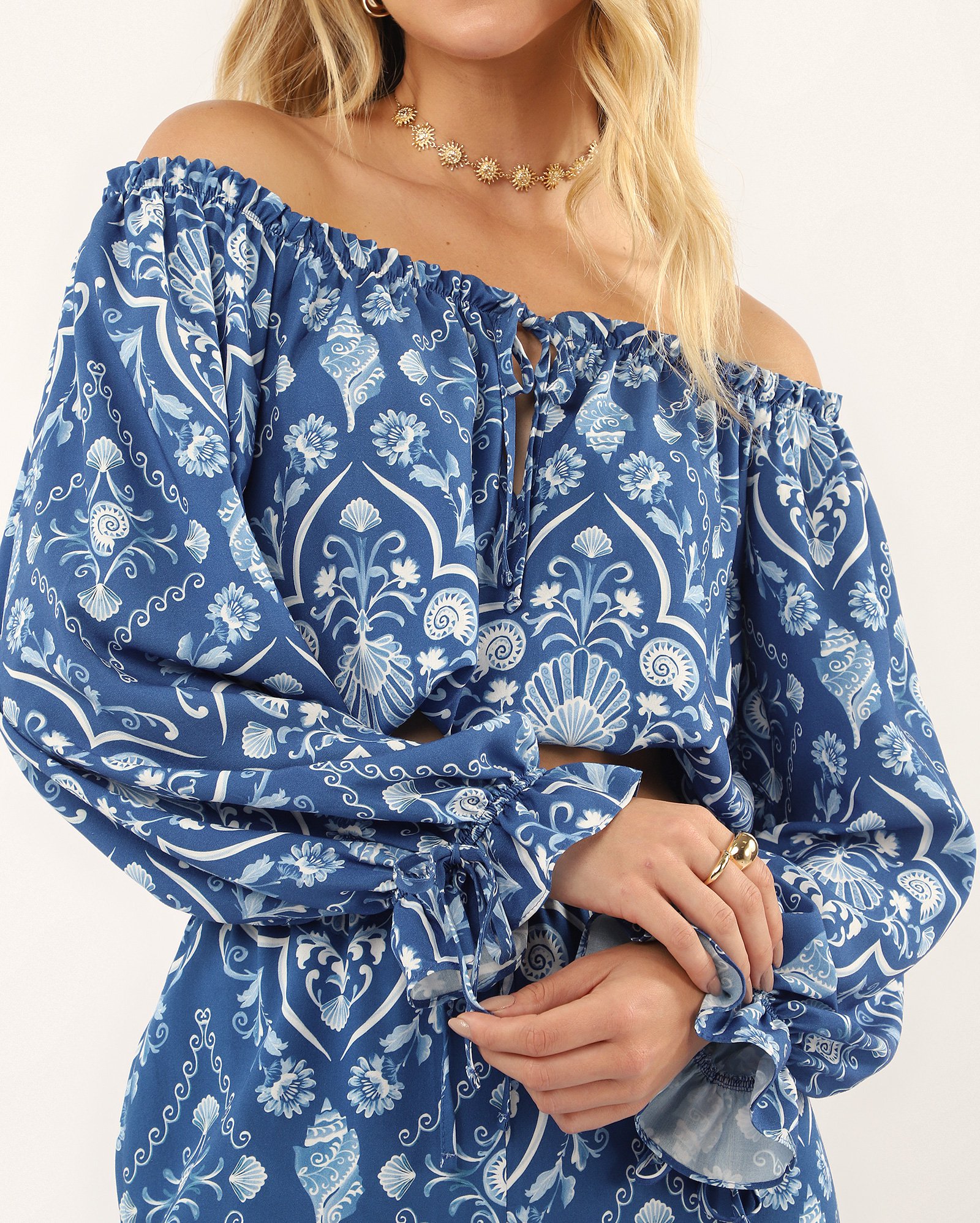 Blusa cropped em viscose ombro a ombro floral - azul