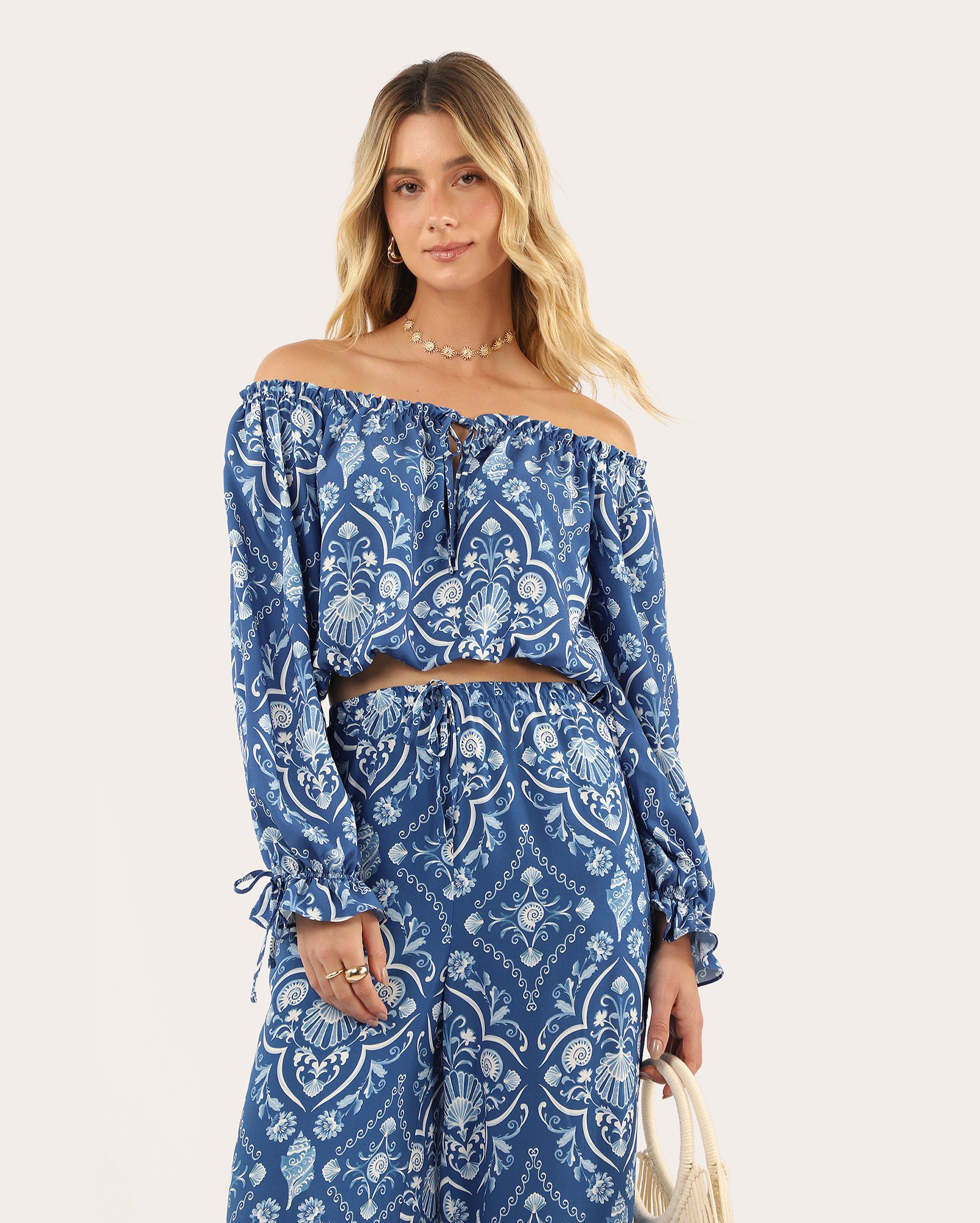 Blusa cropped em viscose ombro a ombro floral - azul