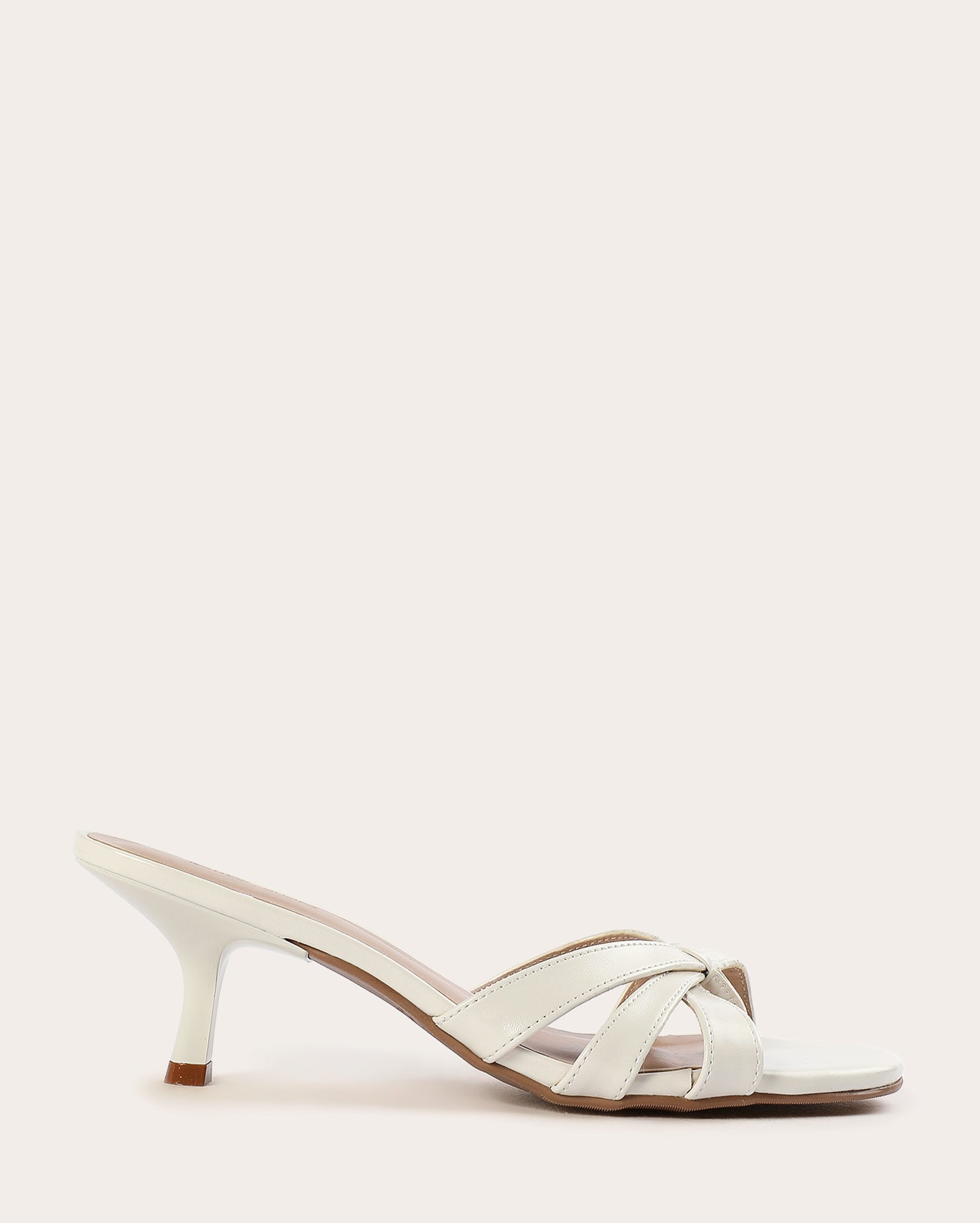 Tamanco feminino com tiras salto fino off white