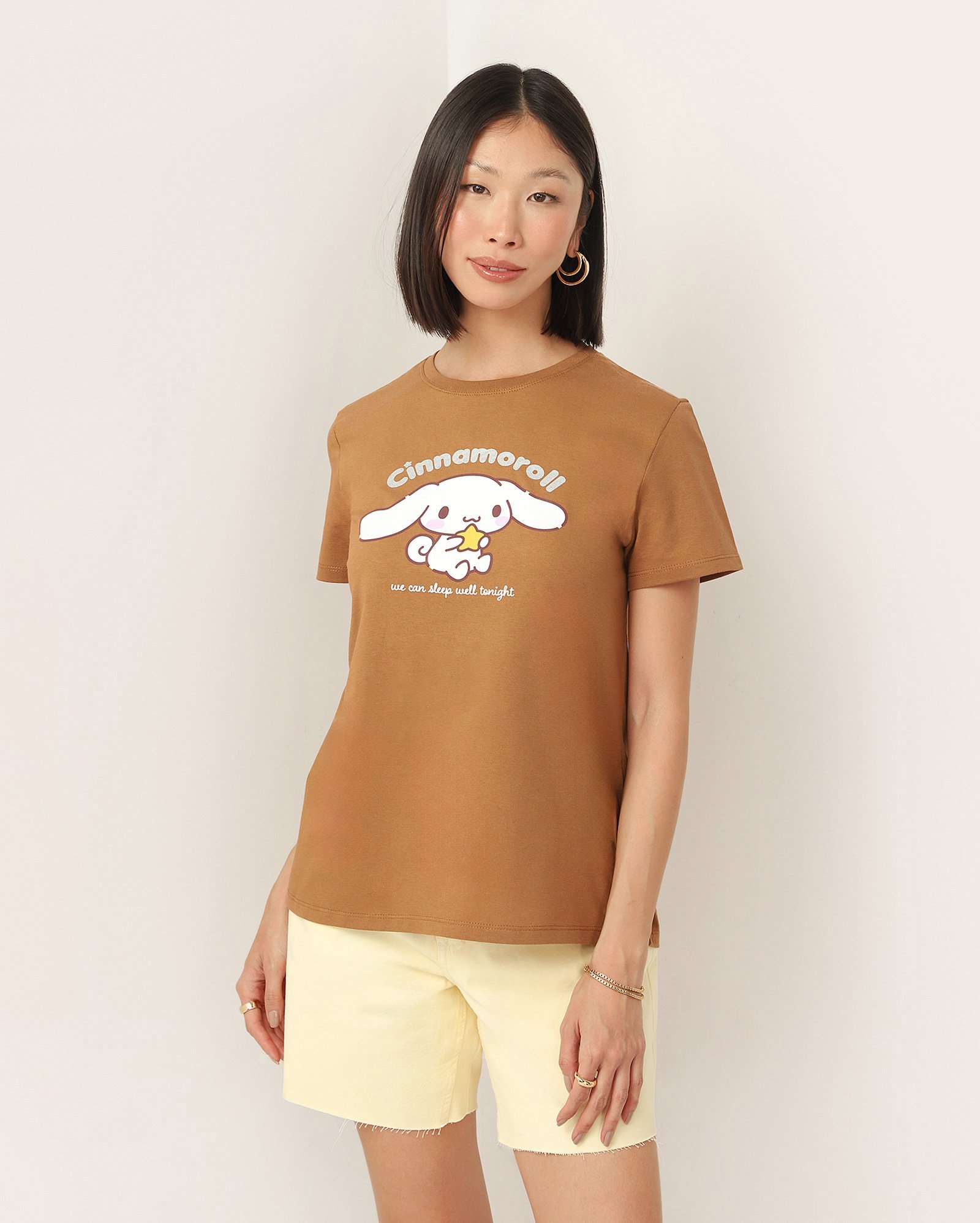 Camiseta feminina Hello Kitty Cinnamoroll - marrom | Sanrio