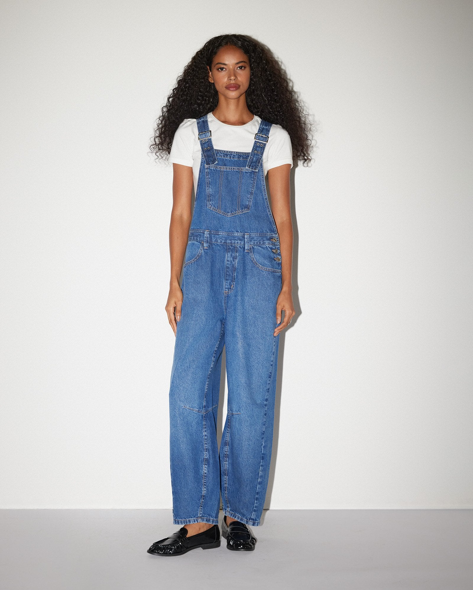 Jardineira jeans feminina com bolso - denim escuro | Pool Jeans