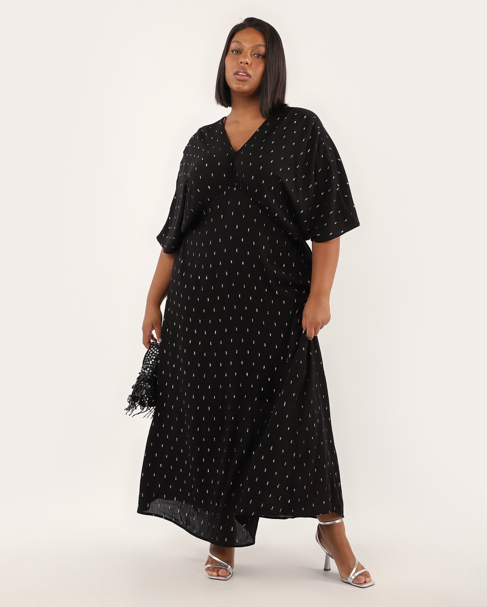 Vestido plus size longo evasê com fios metalizados preto