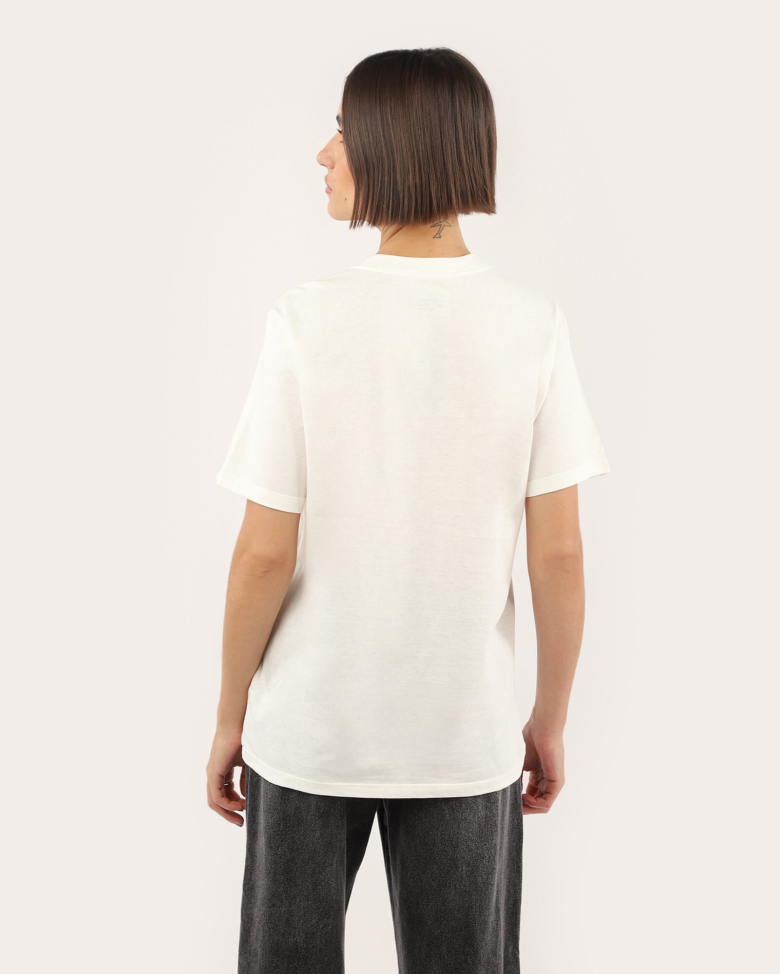 Camiseta feminina alongada Anninha lettering metálico - branca — foto 4
