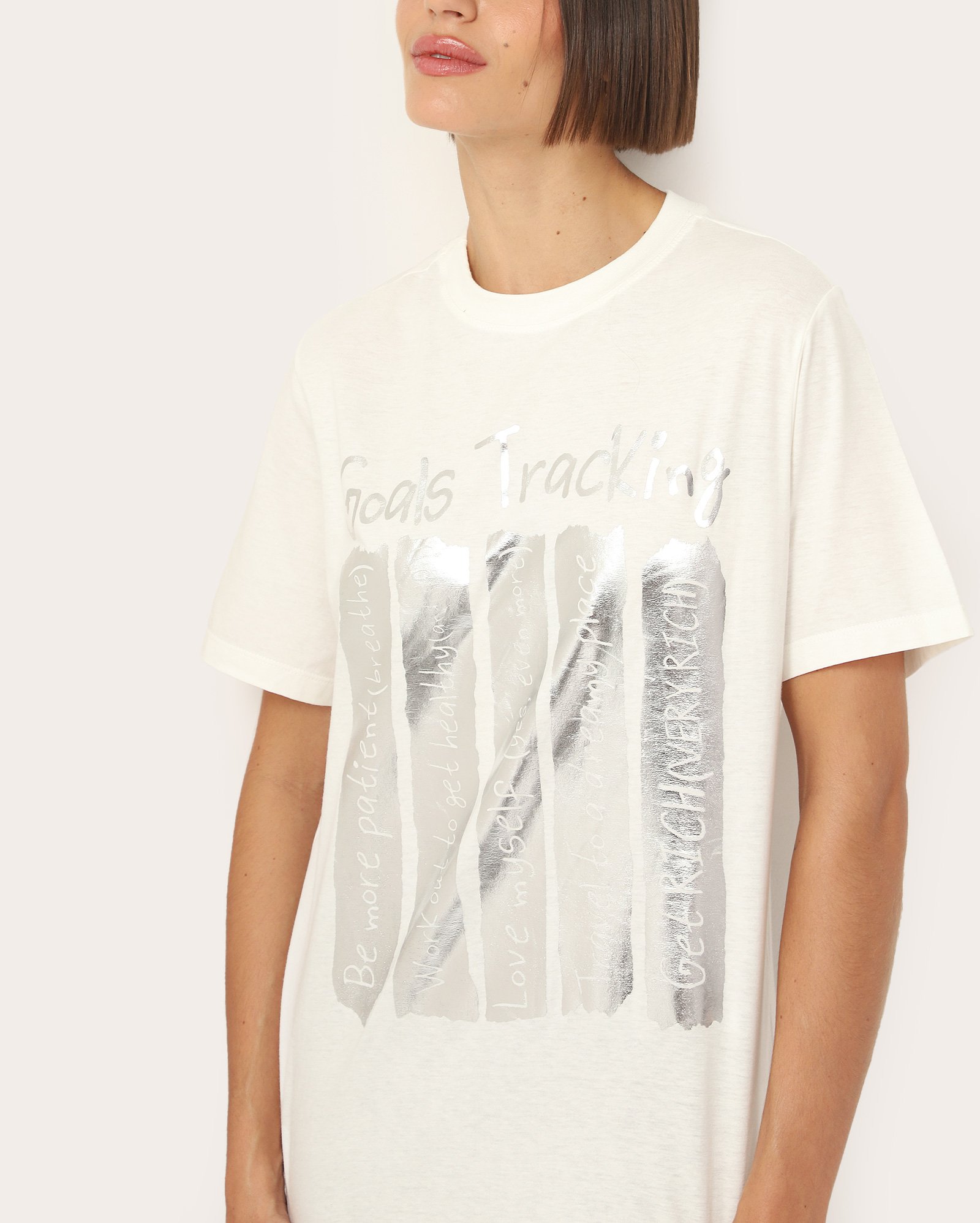 Camiseta feminina alongada Anninha lettering metálico - branca — foto 3
